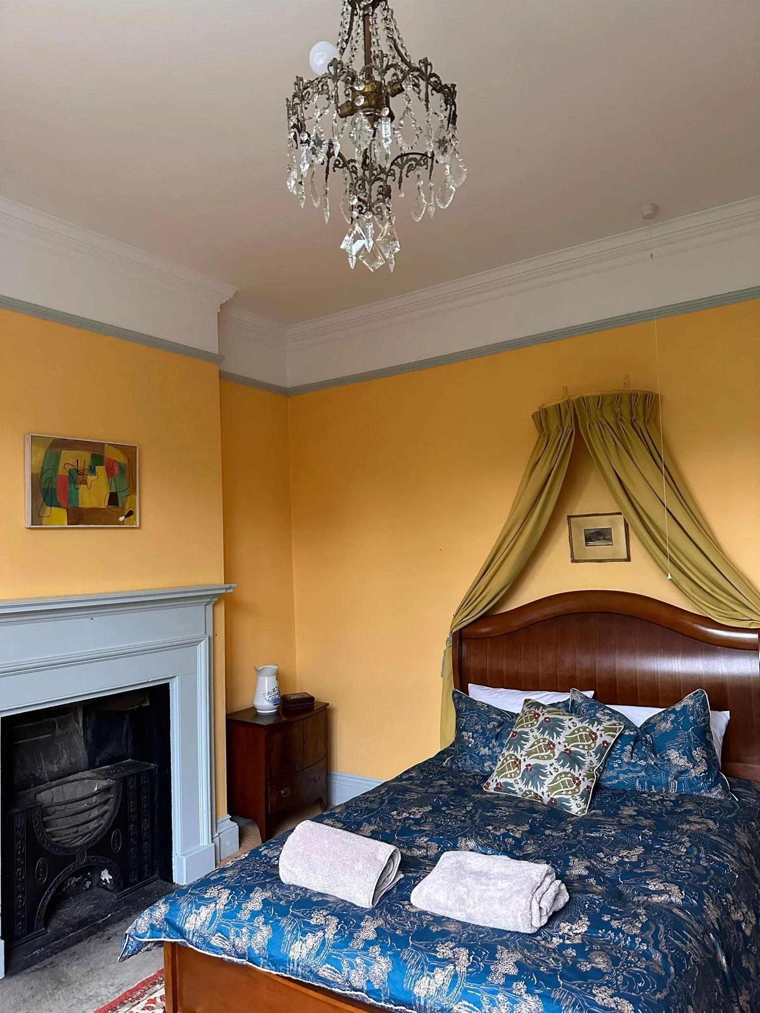 lincolnshire-historic-georgian-victorian-manor-house-estate-film-location-shoot-events-hire-yellow-bedroom.jpg