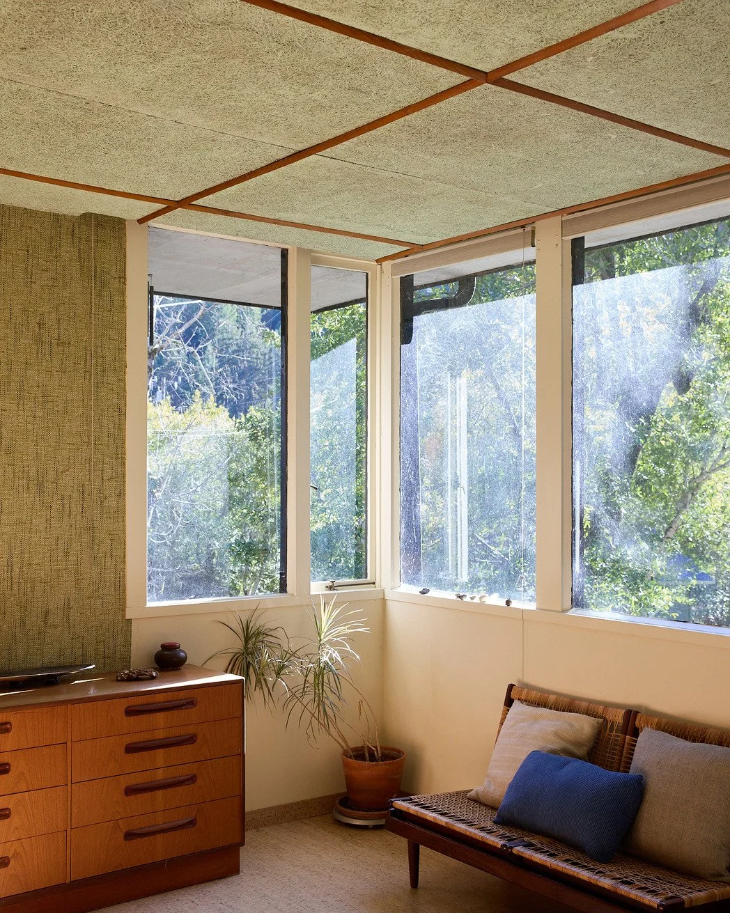california-mid-century-modern-canyon-house-film-photo-shoot-location-hire-panelled-ceiling.jpg