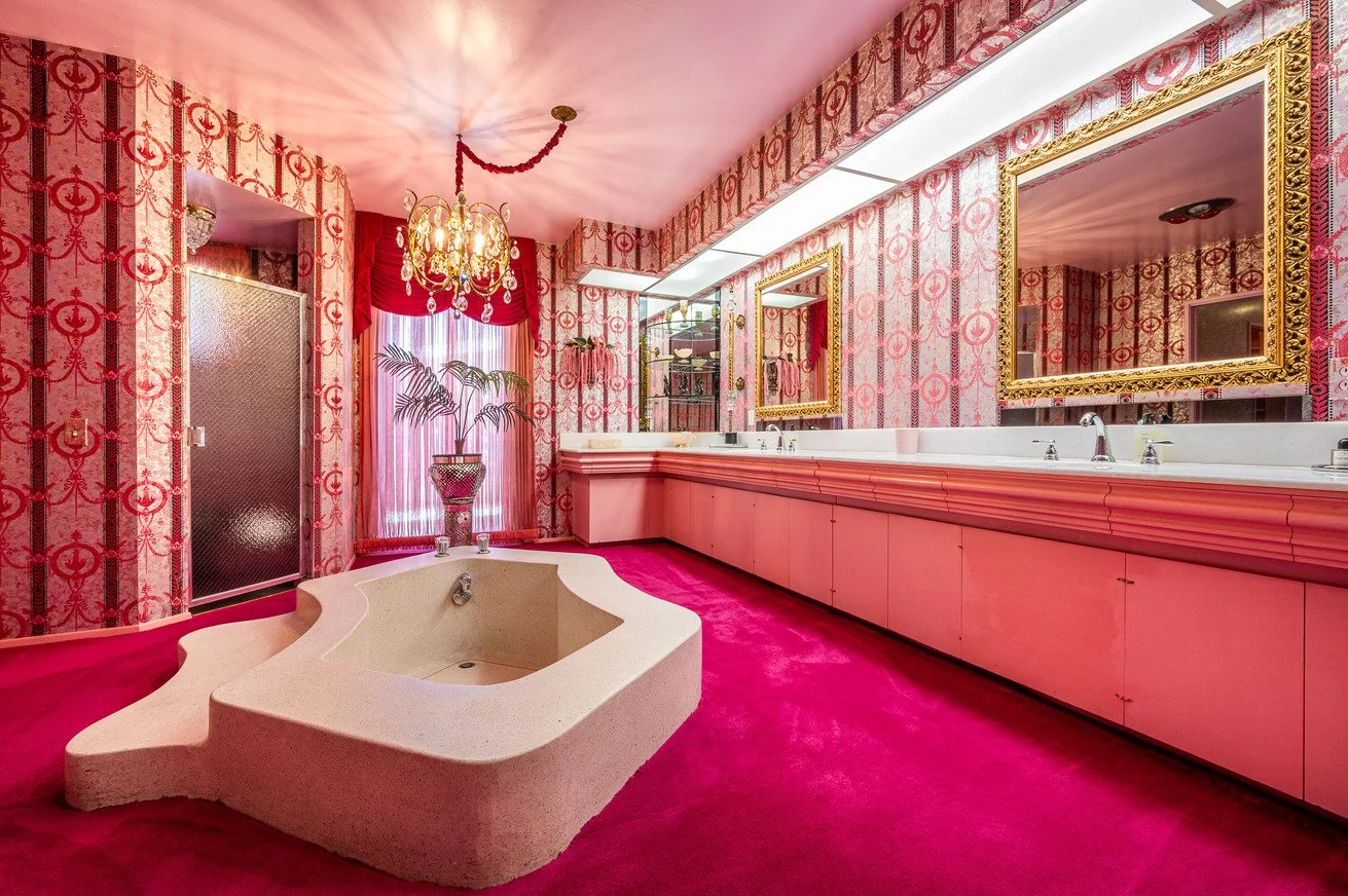 california-mid-century-modern-time-capsule-film-photo-shoot-location-hire-bathroom-suite-chandelier.jpg