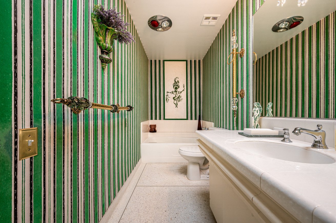 california-mid-century-modern-time-capsule-film-photo-shoot-location-hire-green-walls-bathroom.jpg