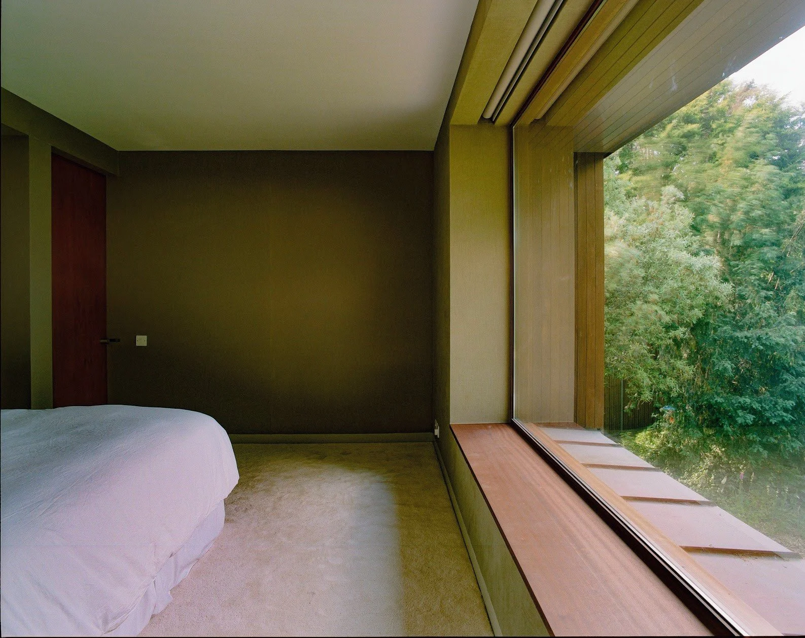 london-retro-mid-century-modernist-courtyard-bungalow-film-photo-shoot-location-hire-bedroom-window~3.jpg