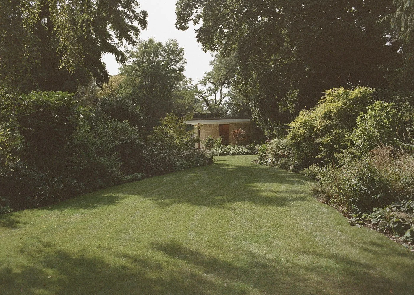 london-retro-mid-century-modernist-courtyard-bungalow-film-photo-shoot-location-hire-garden.jpg