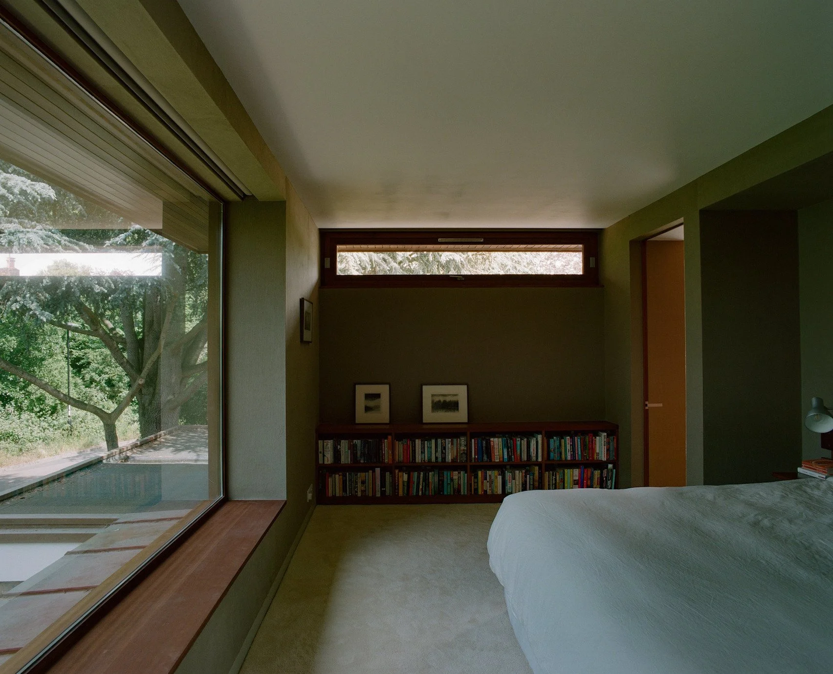 london-retro-mid-century-modernist-courtyard-bungalow-film-photo-shoot-location-hire-bedroom-bookcase.jpg