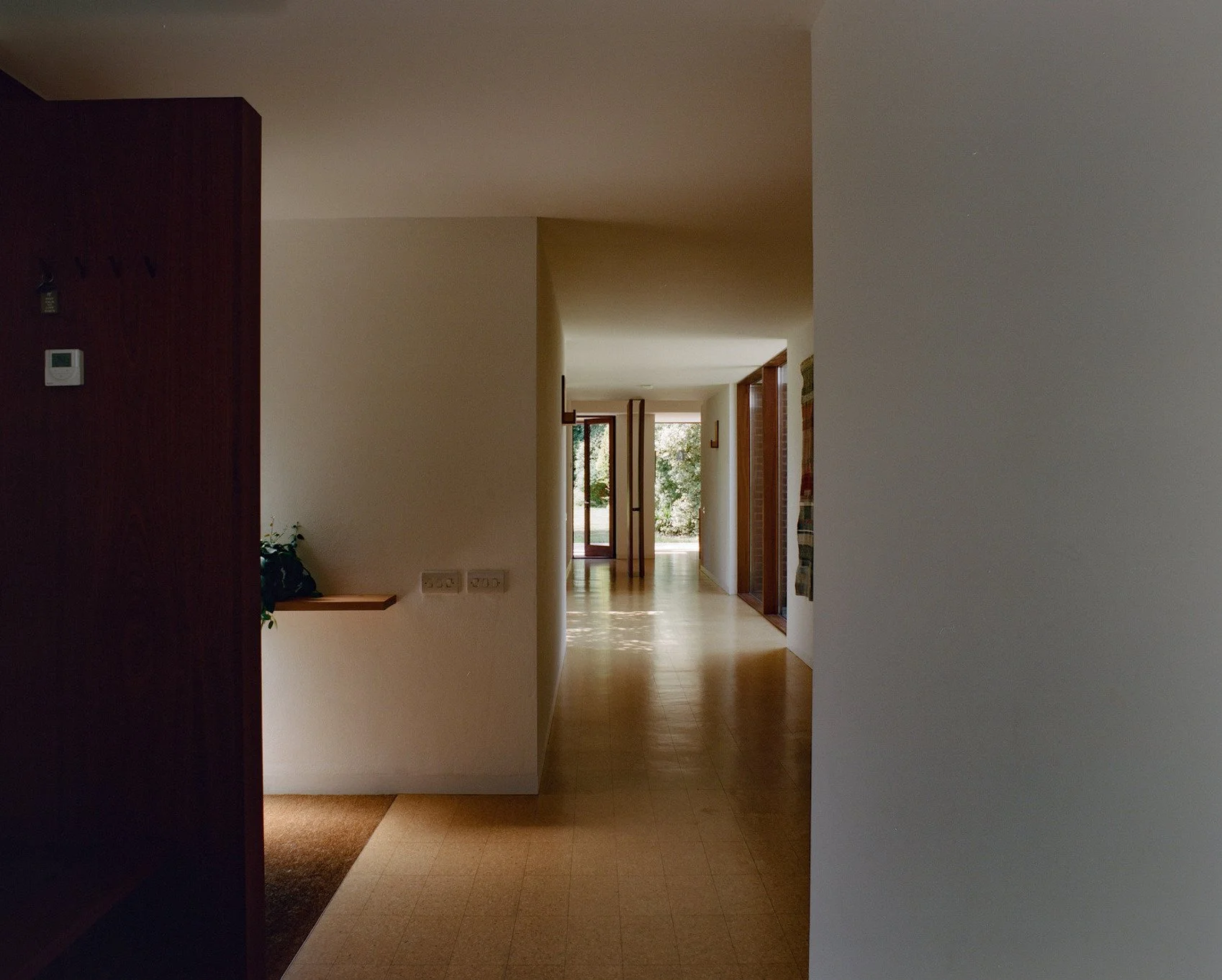 london-retro-mid-century-modernist-courtyard-bungalow-film-photo-shoot-location-hire-hallway.jpg