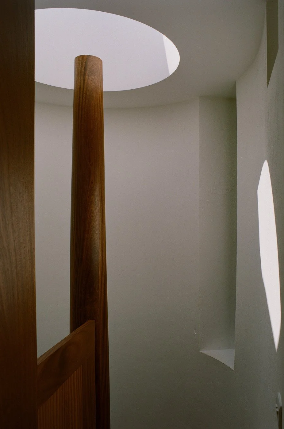 london-retro-mid-century-modernist-courtyard-bungalow-film-photo-shoot-location-hire-skylight-pole.jpg