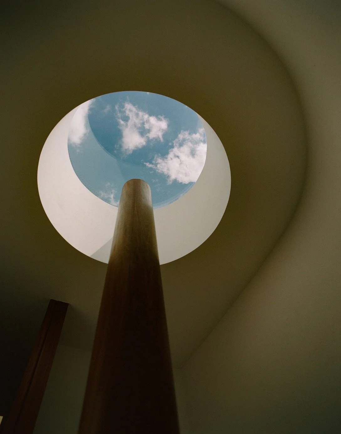london-retro-mid-century-modernist-courtyard-bungalow-film-photo-shoot-location-hire-sky-light.jpg