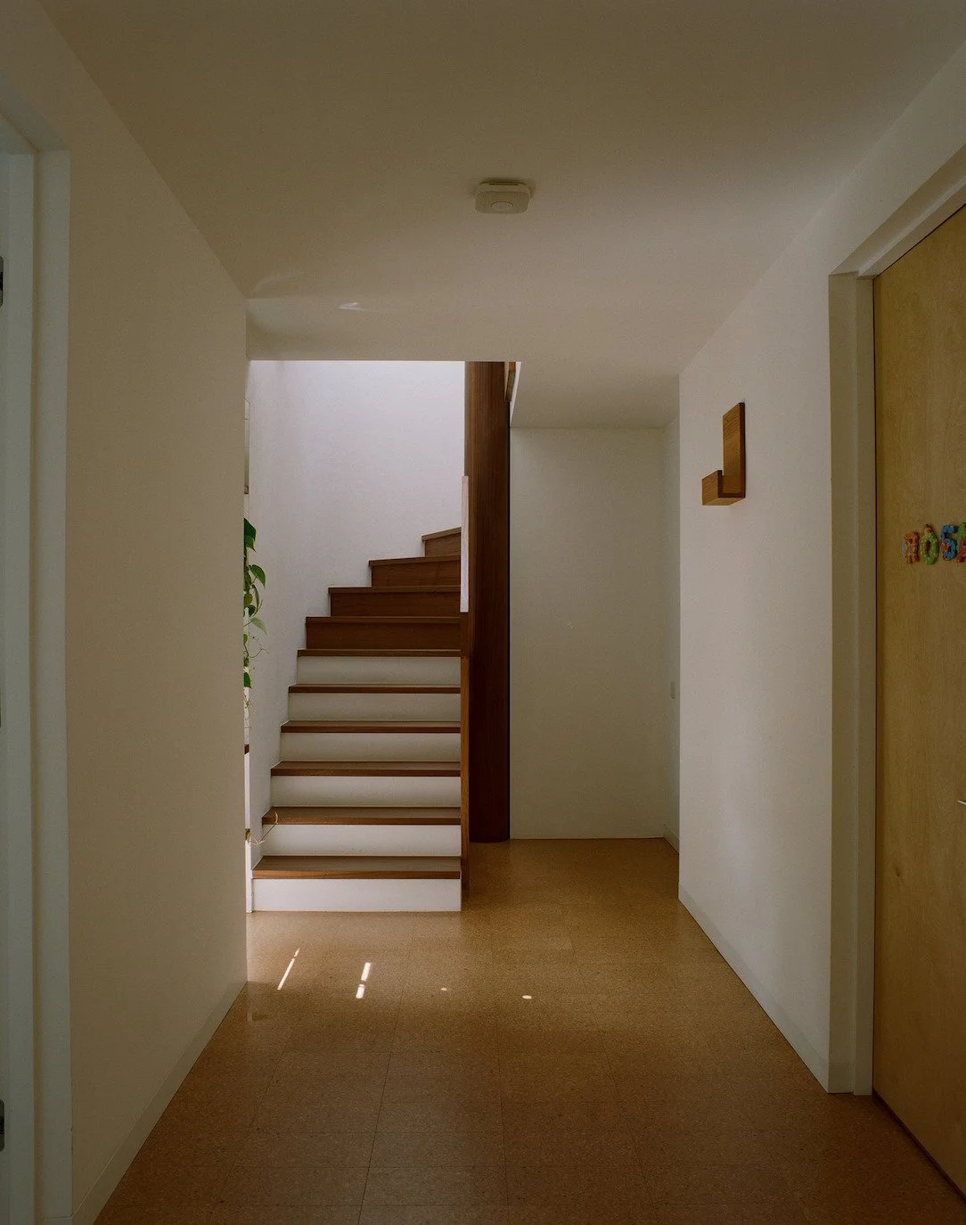 london-retro-mid-century-modernist-courtyard-bungalow-film-photo-shoot-location-hire-stairs.jpg