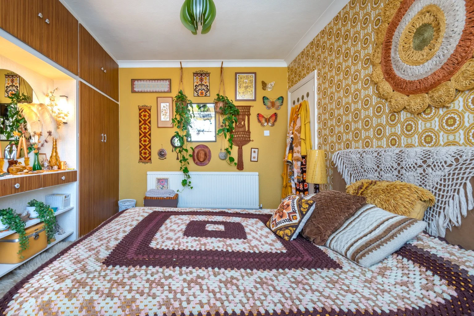 london-retro-1970s-mid-century-modern-home-film-photo-shoot-location-hire-brown-double-bed.jpg