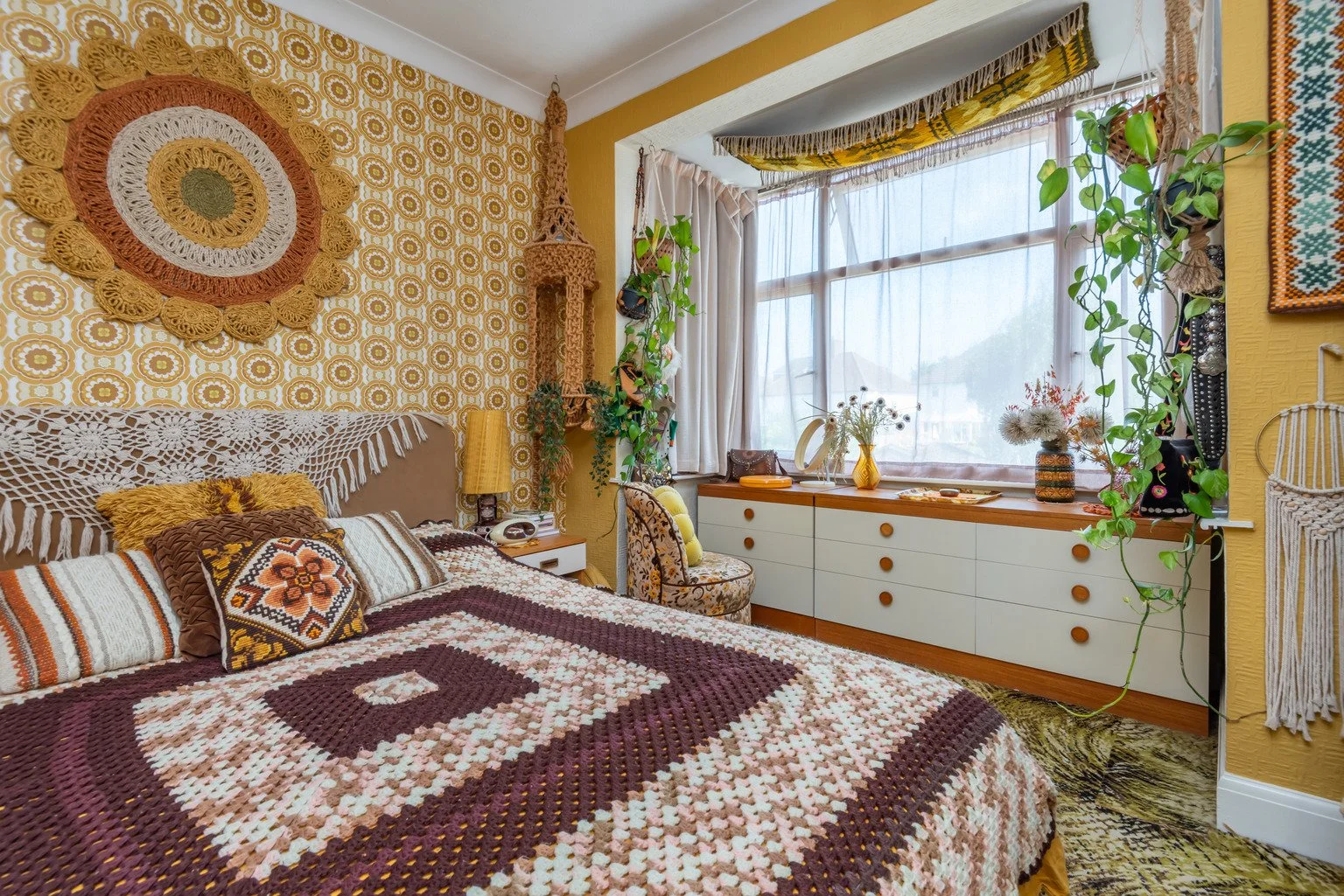 london-retro-1970s-mid-century-modern-home-film-photo-shoot-location-hire-crochet-bed-covers.jpg