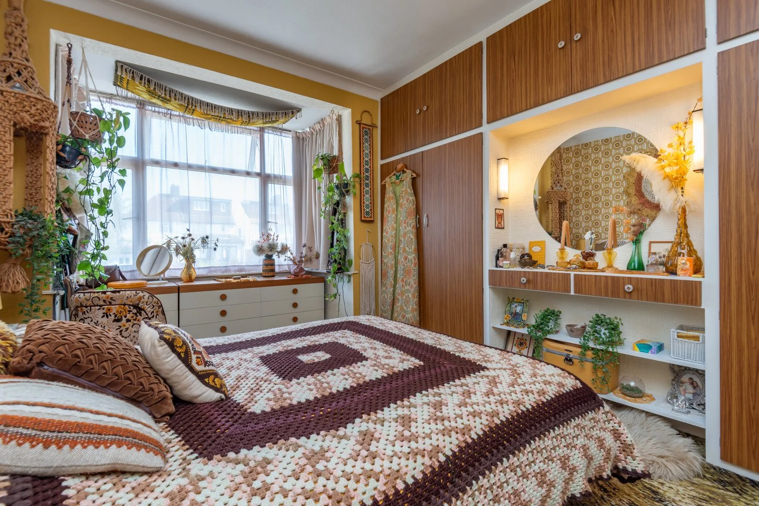 london-retro-1970s-mid-century-modern-home-film-photo-shoot-location-hire-dressing-table.jpg