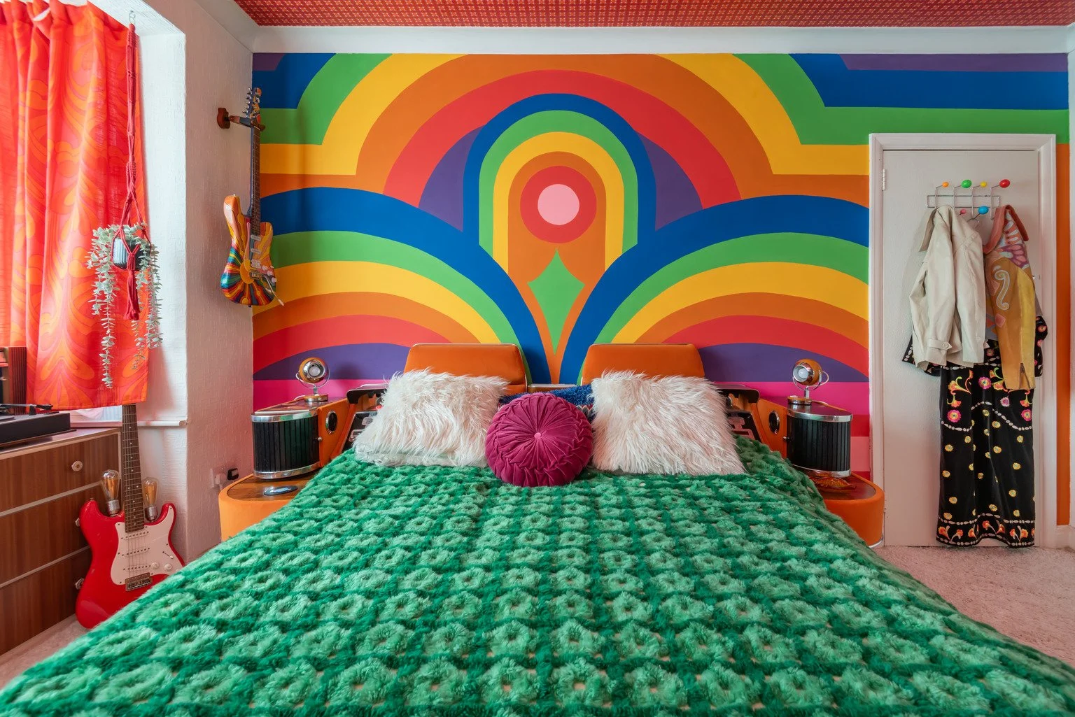 london-retro-1970s-mid-century-modern-home-film-photo-shoot-location-hire-green-double-bed.jpg