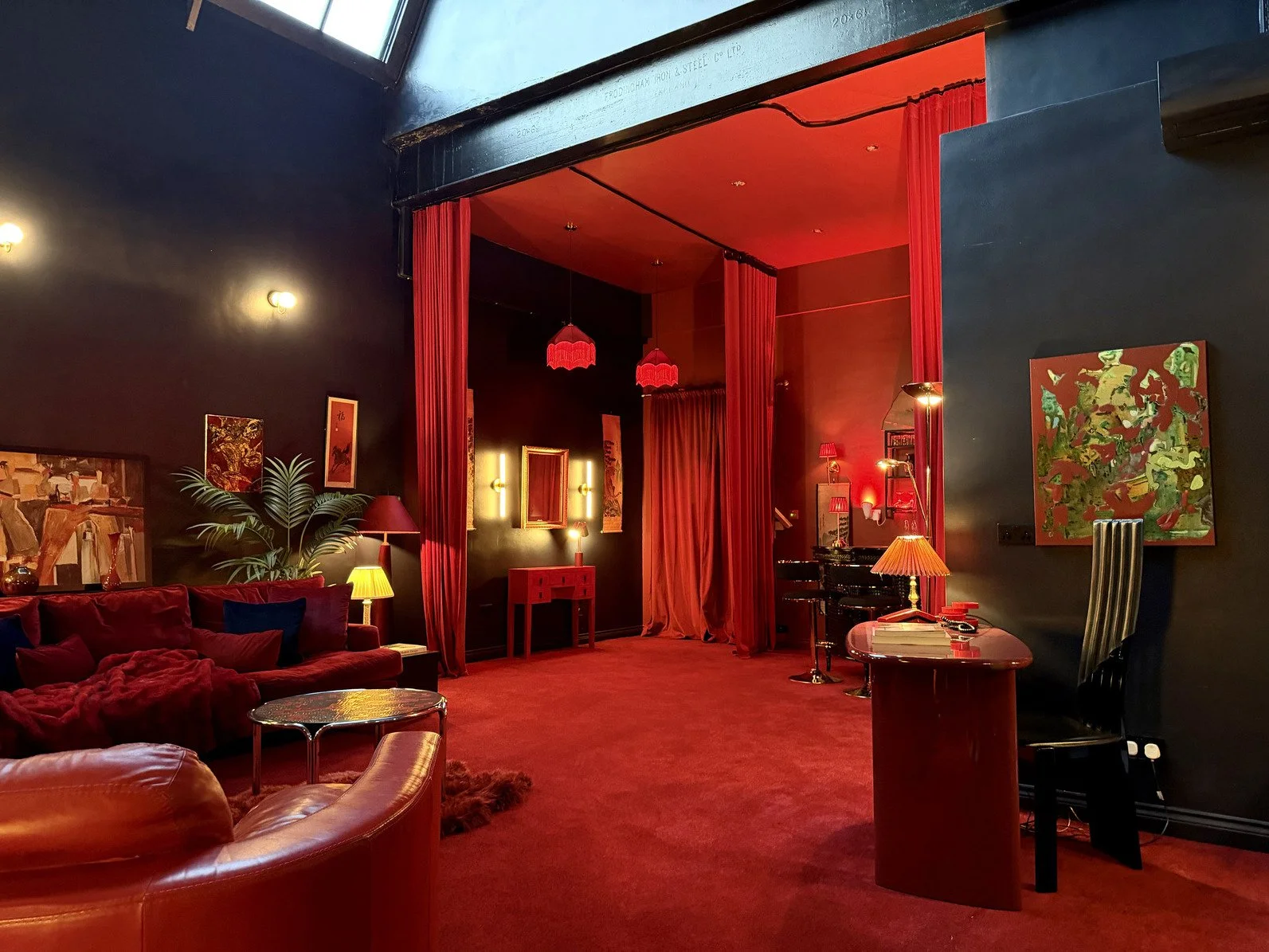 london-speakeasy-retro-designer-creative-studio-film-photo-shoot-location-hire-black-feature-walls.jpg