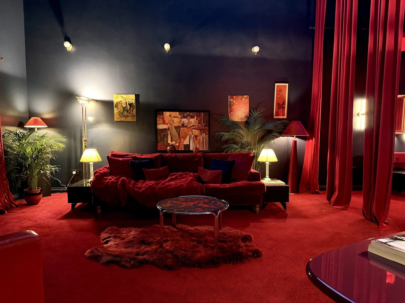 london-speakeasy-retro-designer-creative-studio-film-photo-shoot-location-hire-black-walls.jpg