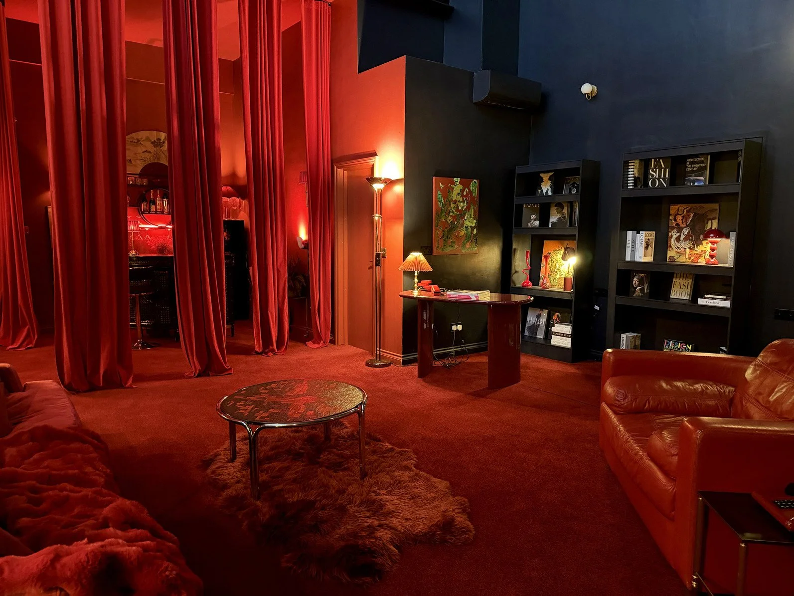 london-speakeasy-retro-designer-creative-studio-film-photo-shoot-location-hire-black-walls(1).jpg