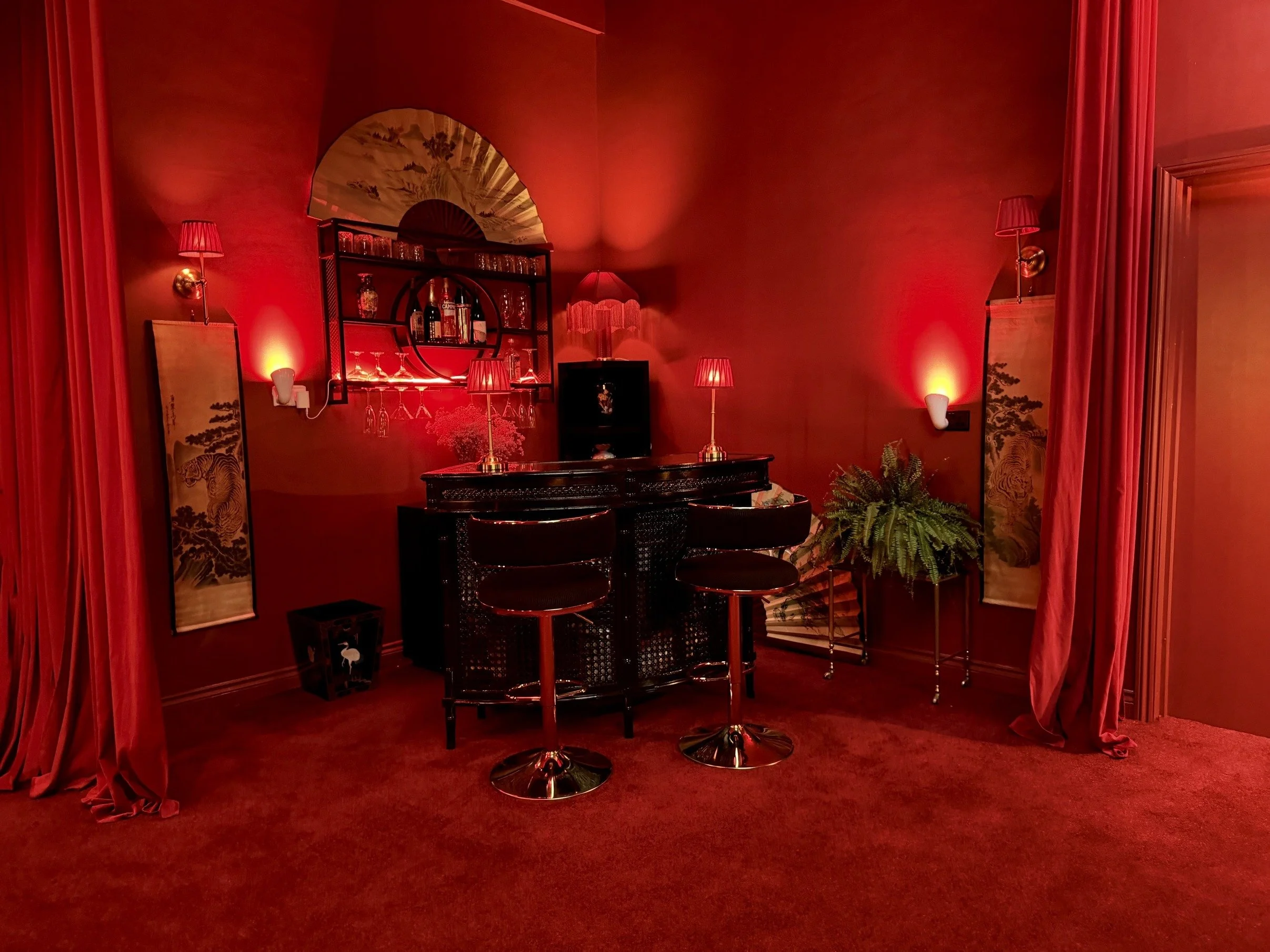 london-speakeasy-retro-designer-creative-studio-film-photo-shoot-location-hire-home-bar-table.jpg