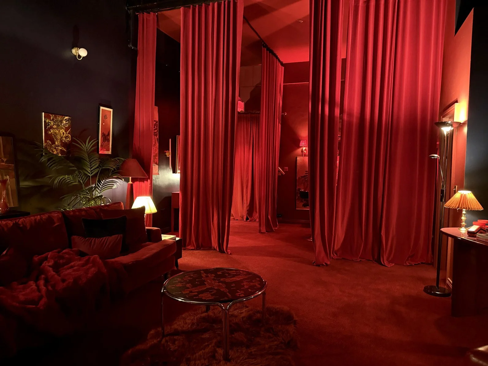london-speakeasy-retro-designer-creative-studio-film-photo-shoot-location-hire-open-red-curtains.jpg