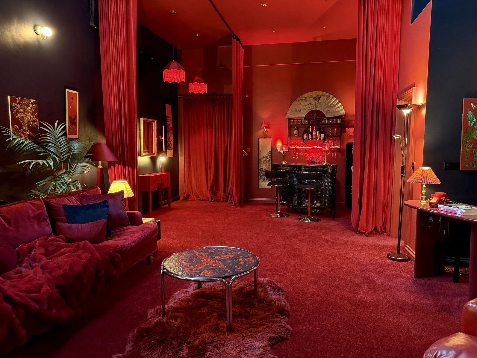 london-speakeasy-retro-designer-creative-studio-film-photo-shoot-location-hire-red-black-walls.jpg