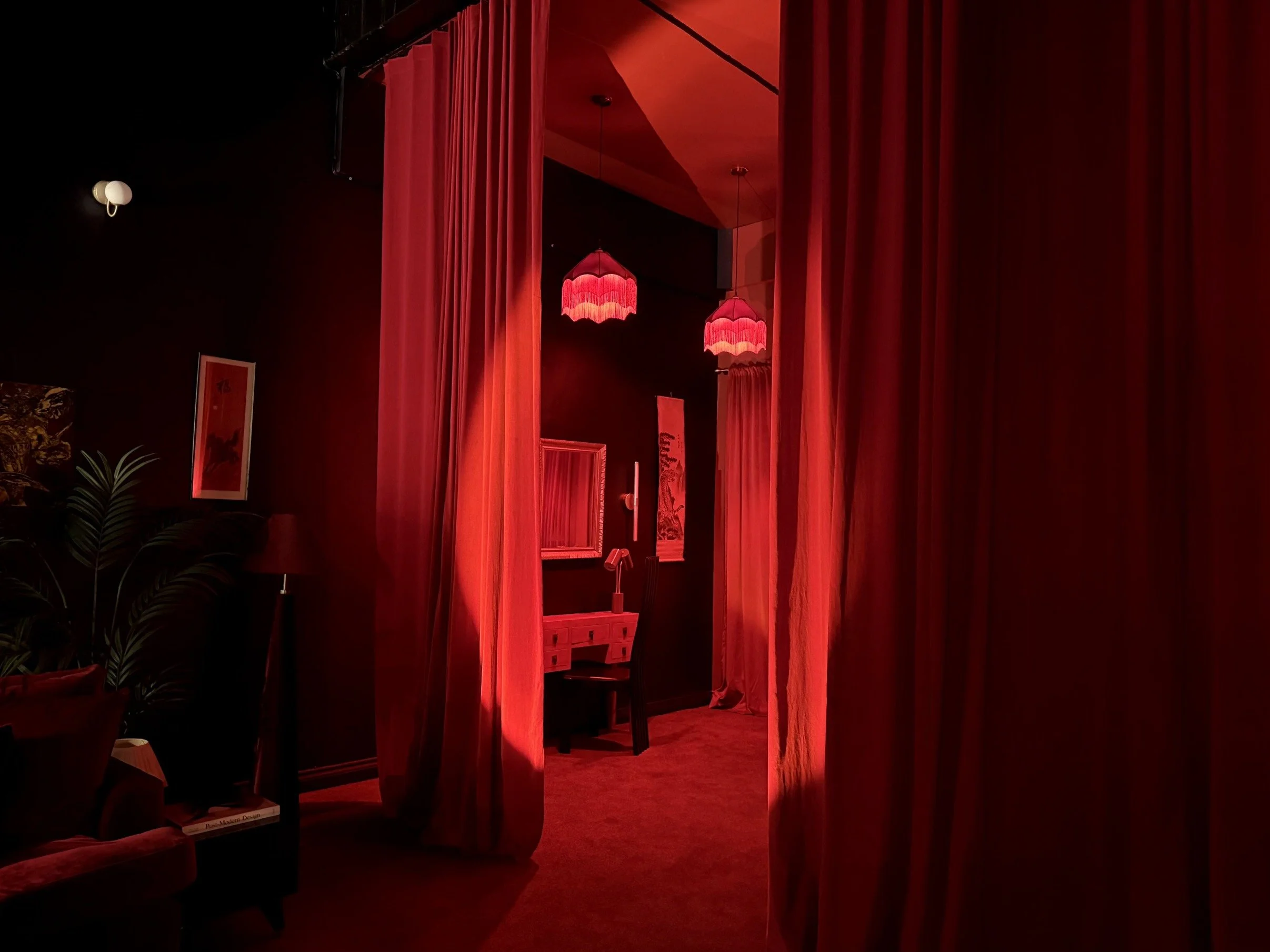 london-speakeasy-retro-designer-creative-studio-film-photo-shoot-location-hire-red-lampshades.jpg