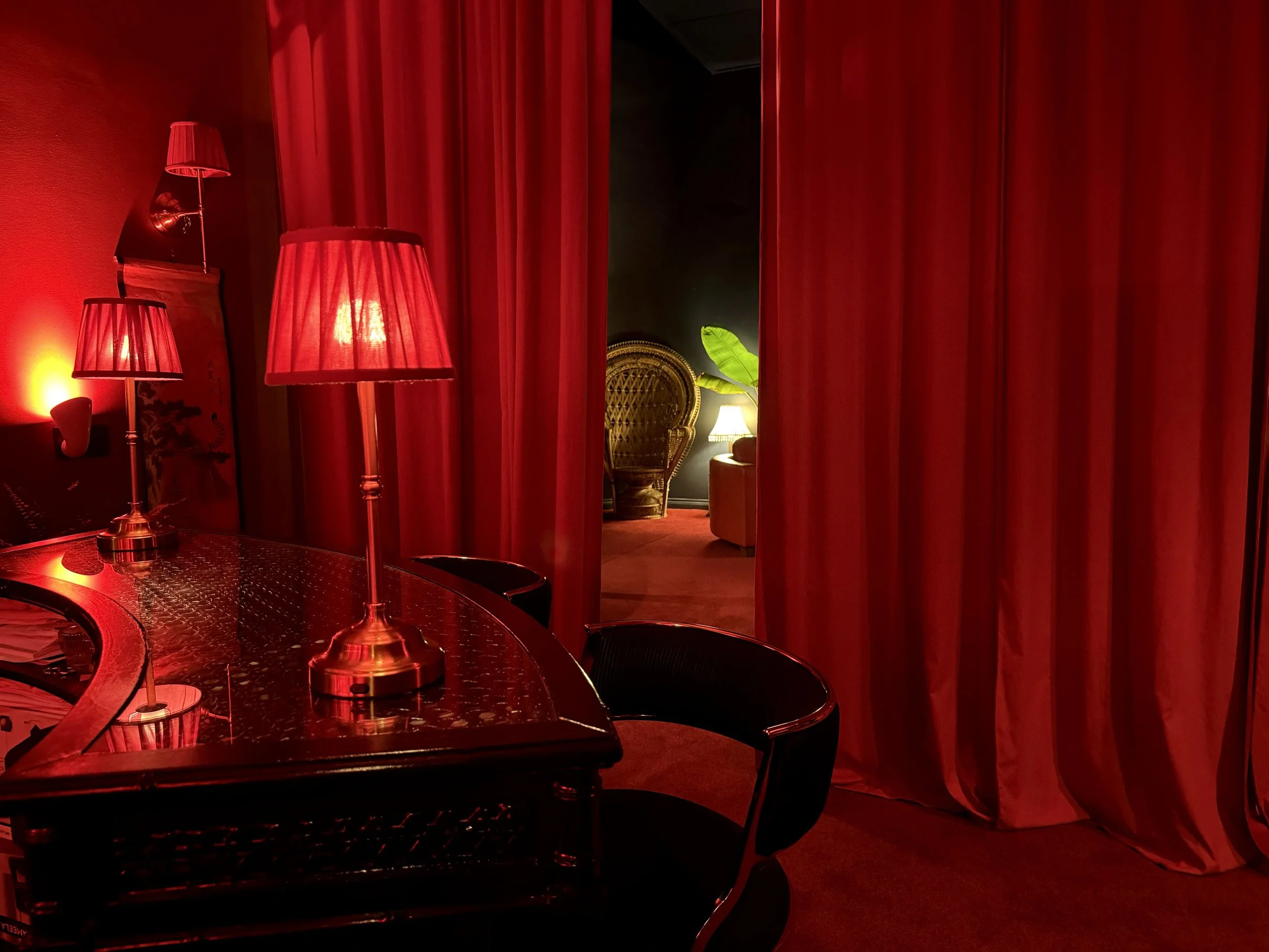 london-speakeasy-retro-designer-creative-studio-film-photo-shoot-location-hire-red-lampshade(1).jpg