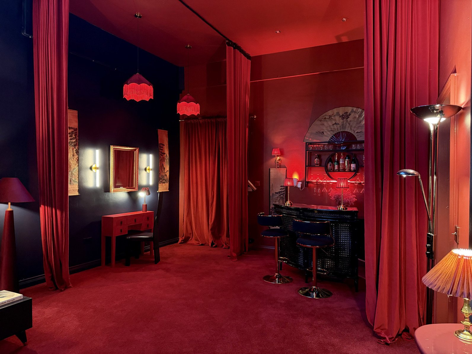london-speakeasy-retro-designer-creative-studio-film-photo-shoot-location-hire-small-dressing-table.jpg
