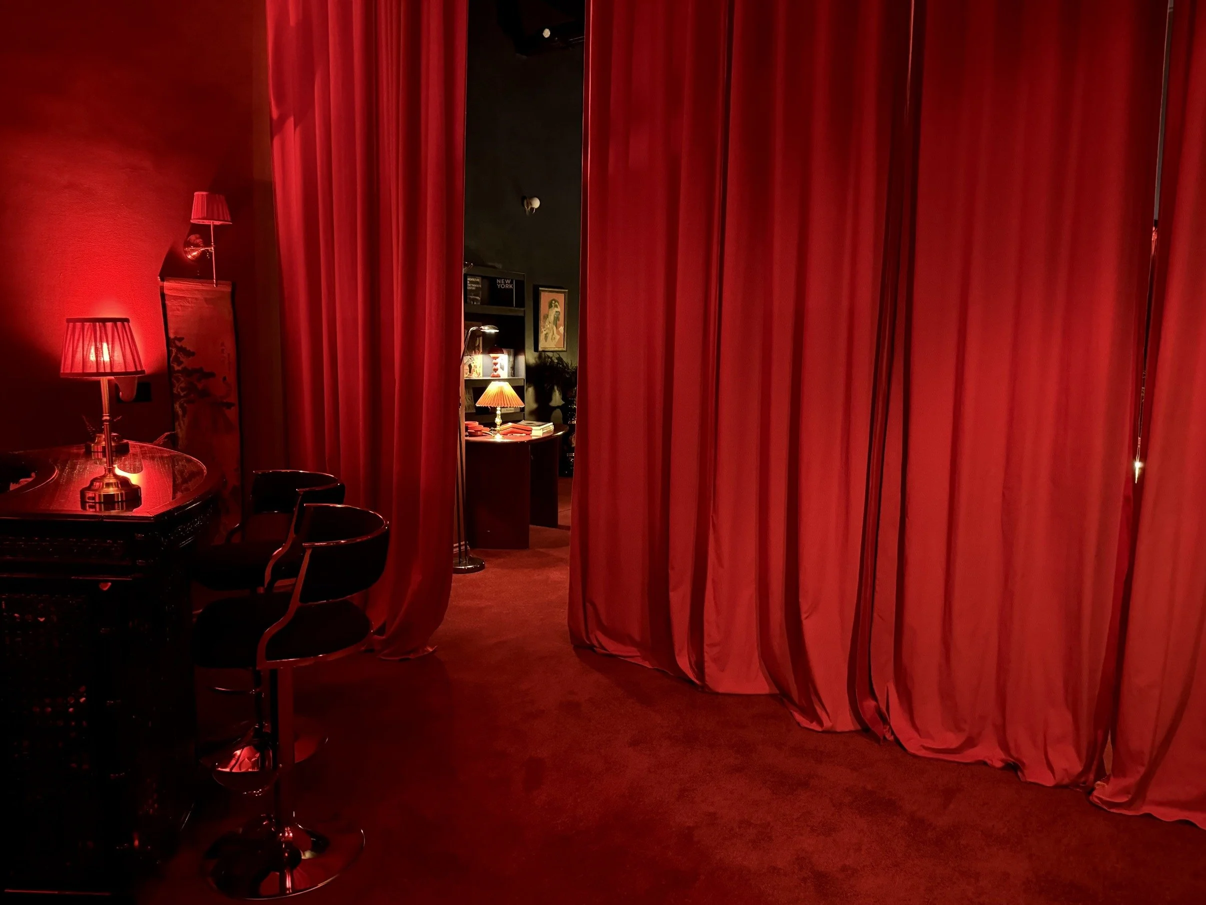london-speakeasy-retro-designer-creative-studio-film-photo-shoot-location-hire-small-table-lamp.jpg