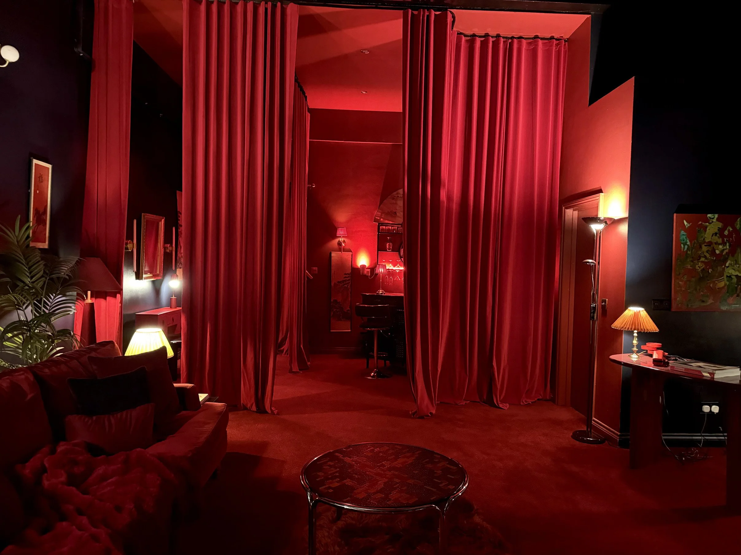 london-speakeasy-retro-designer-creative-studio-film-photo-shoot-location-hire-small-table-lamps.jpg