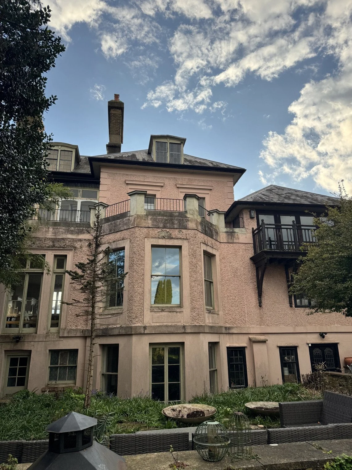 london-victorian-riverside-residence-film-photo-shoot-location-hire-pink-facade.jpg