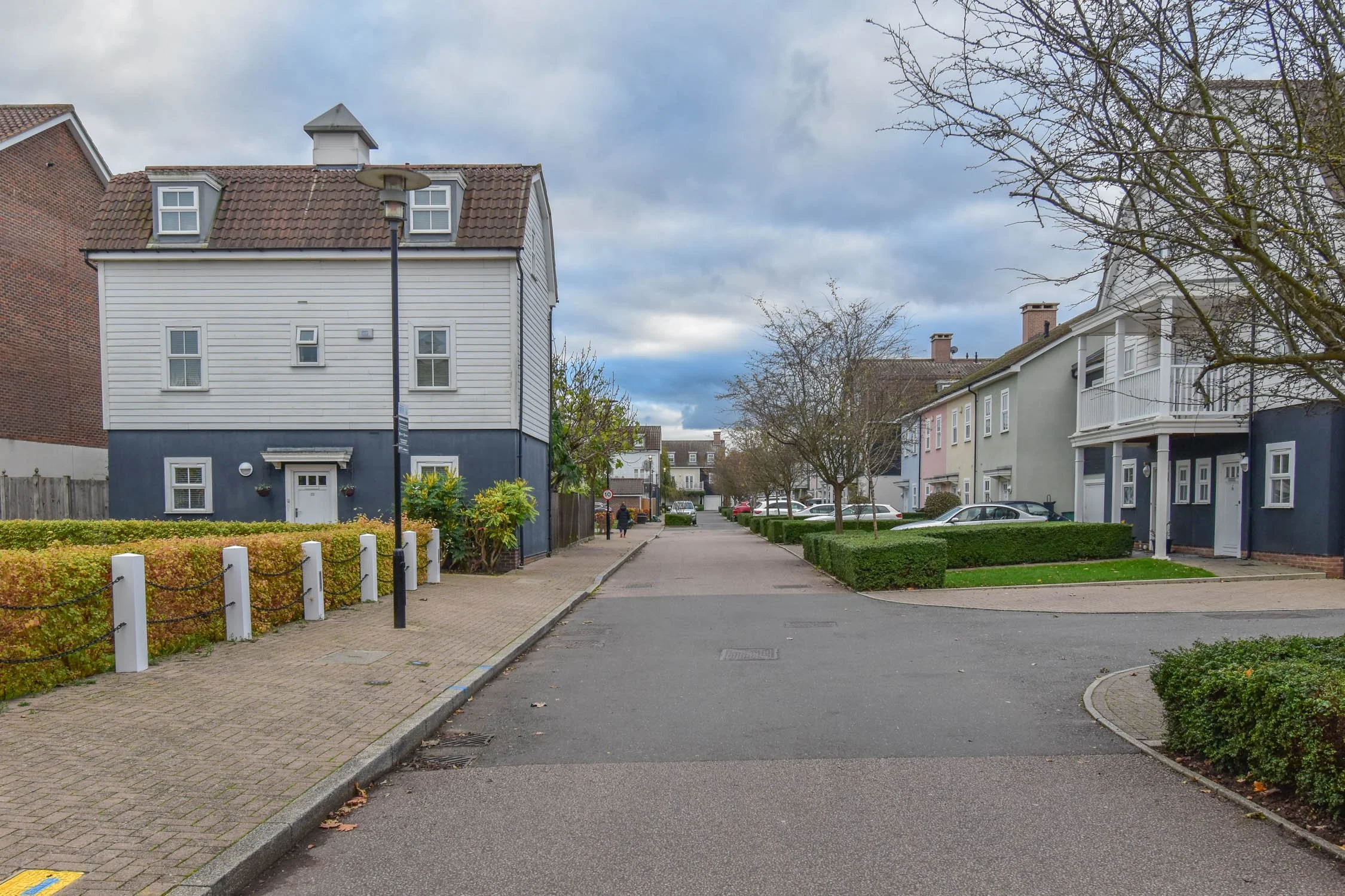 london-new-england-hamptons-american-film-photo-shoot-location-hire-hedge-front-gardens.jpg
