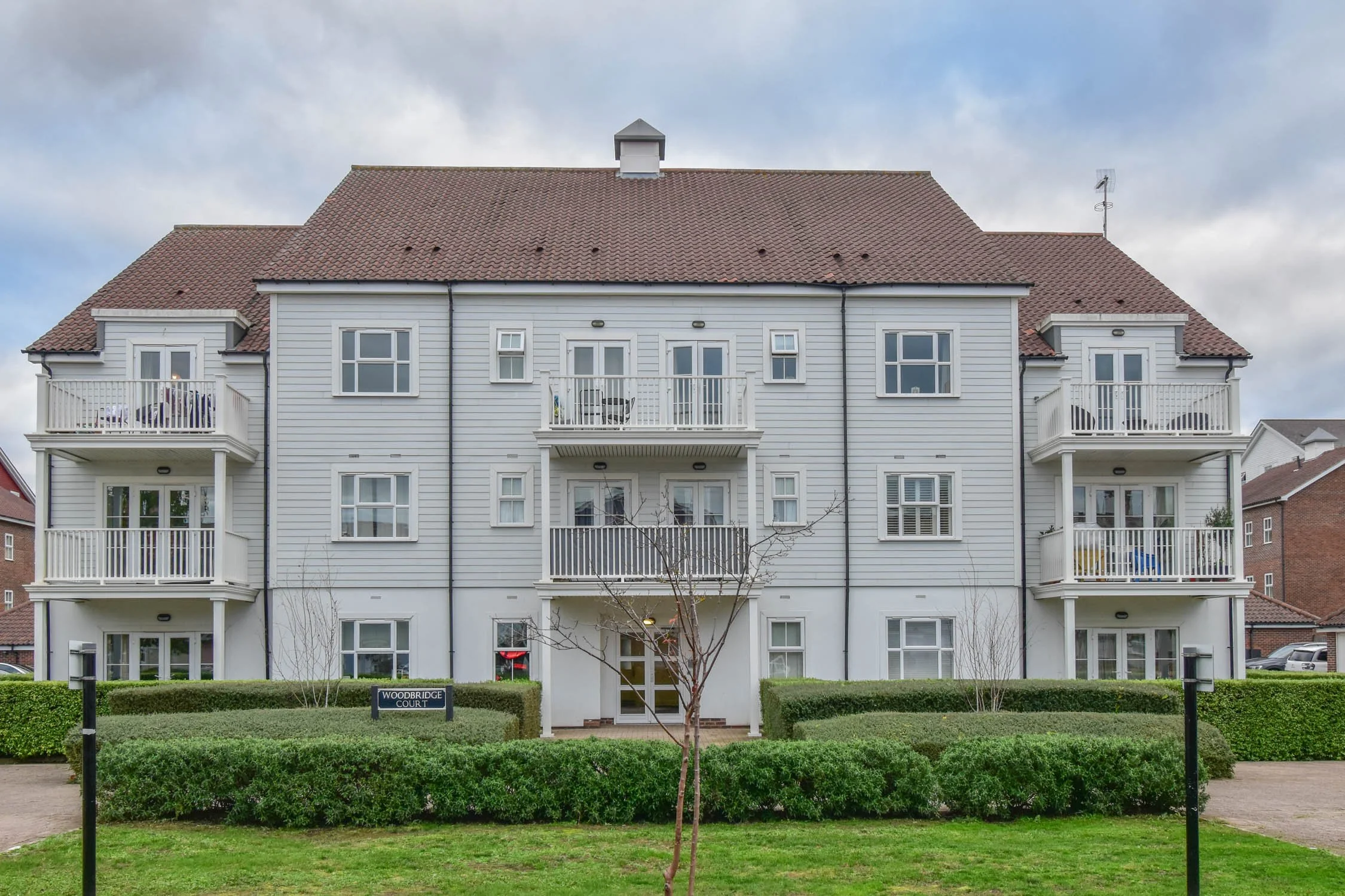 london-new-england-hamptons-american-film-photo-shoot-location-hire-weatherboarding-frontage.jpg