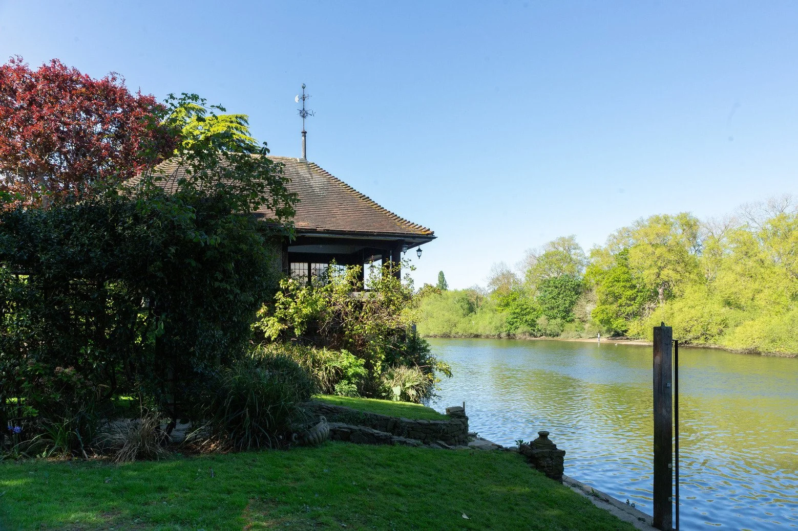 london-victorian-riverside-residence-film-photo-shoot-location-hire-boathouse-river.jpg