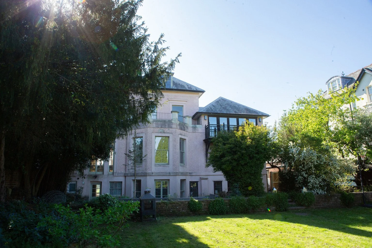 london-victorian-riverside-residence-film-photo-shoot-location-hire-pink-facade.jpg