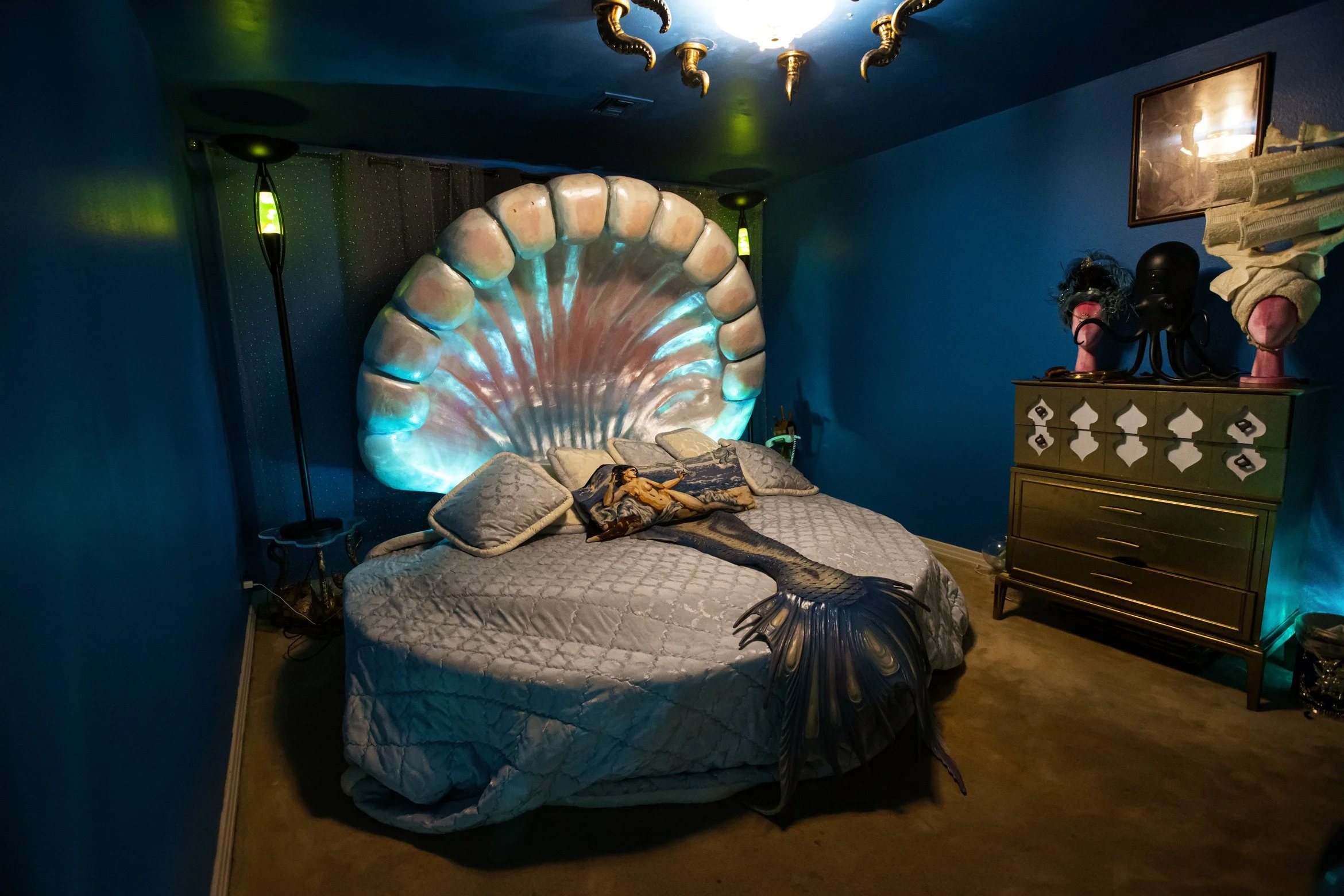 hire-a-las-vegas-1970s-retro-mansion-film-photo-shoot-location-shell-headboard-bed.jpg