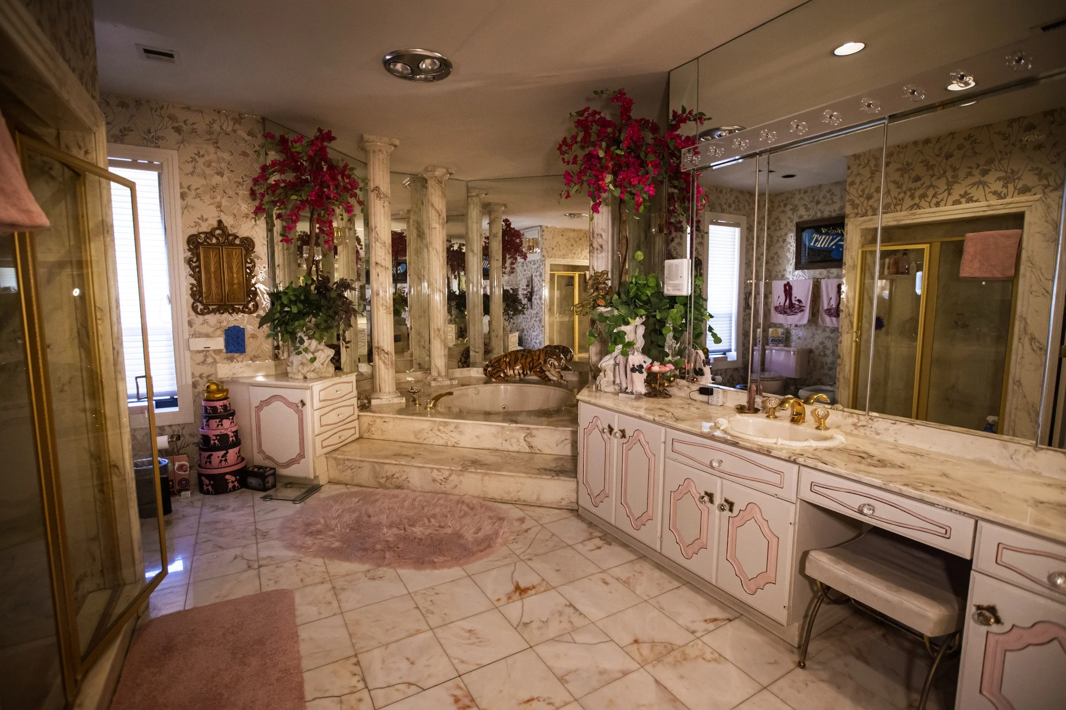 hire-a-las-vegas-1970s-retro-mansion-film-photo-shoot-location-bathroom (1).jpg
