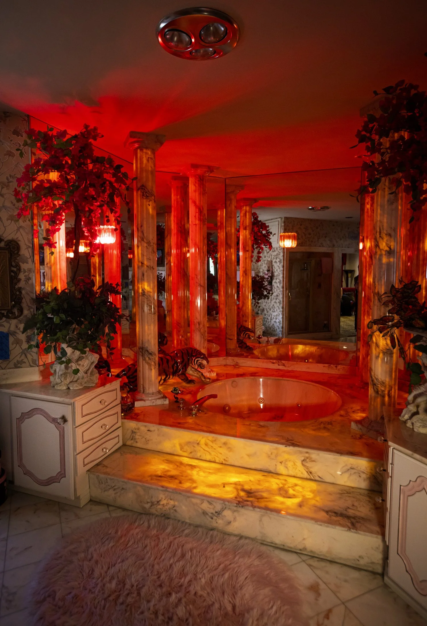 hire-a-las-vegas-1970s-retro-mansion-film-photo-shoot-location-red-pillared-reception-room.jpg
