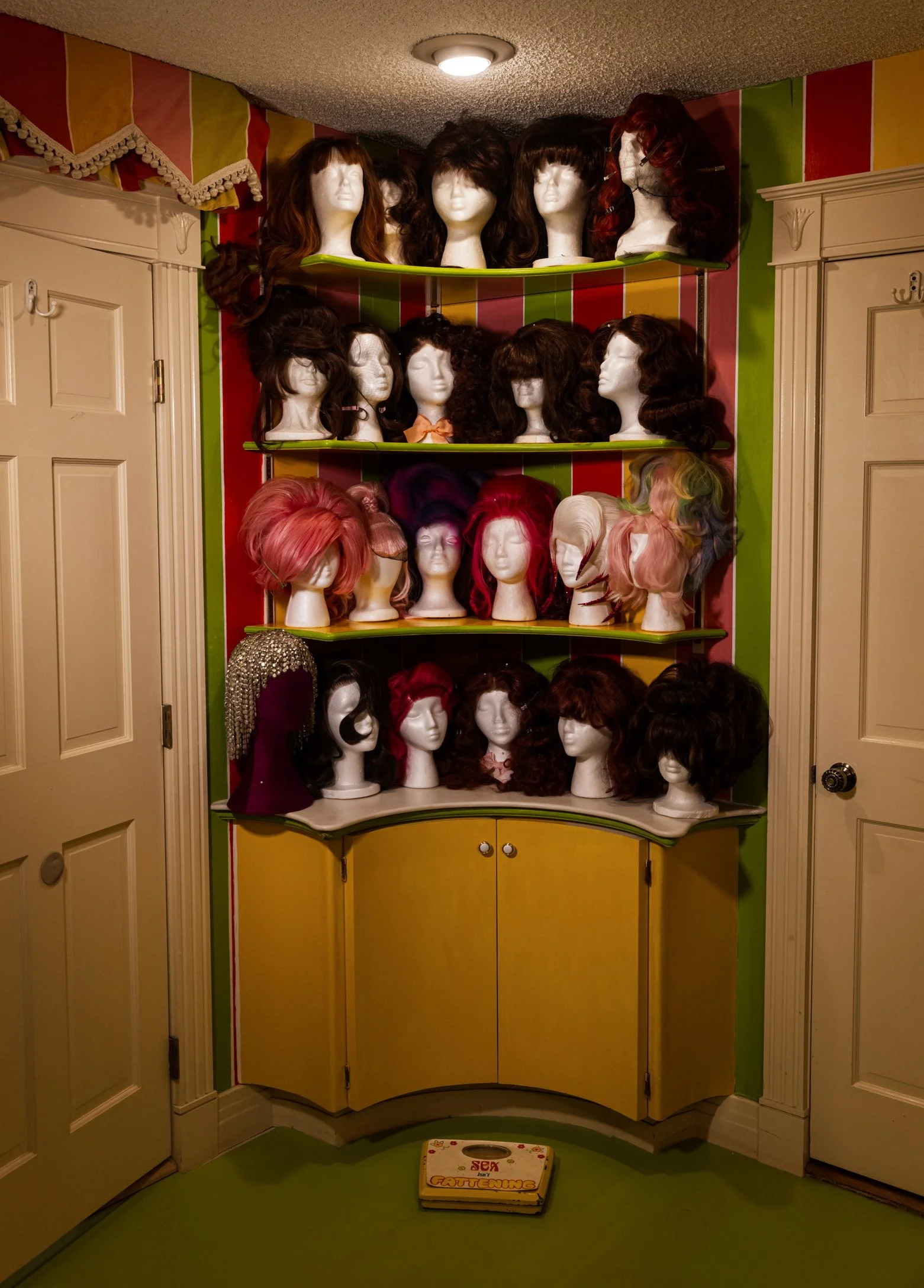 hire-a-las-vegas-1970s-retro-mansion-film-photo-shoot-location-wigs-shelves.jpg