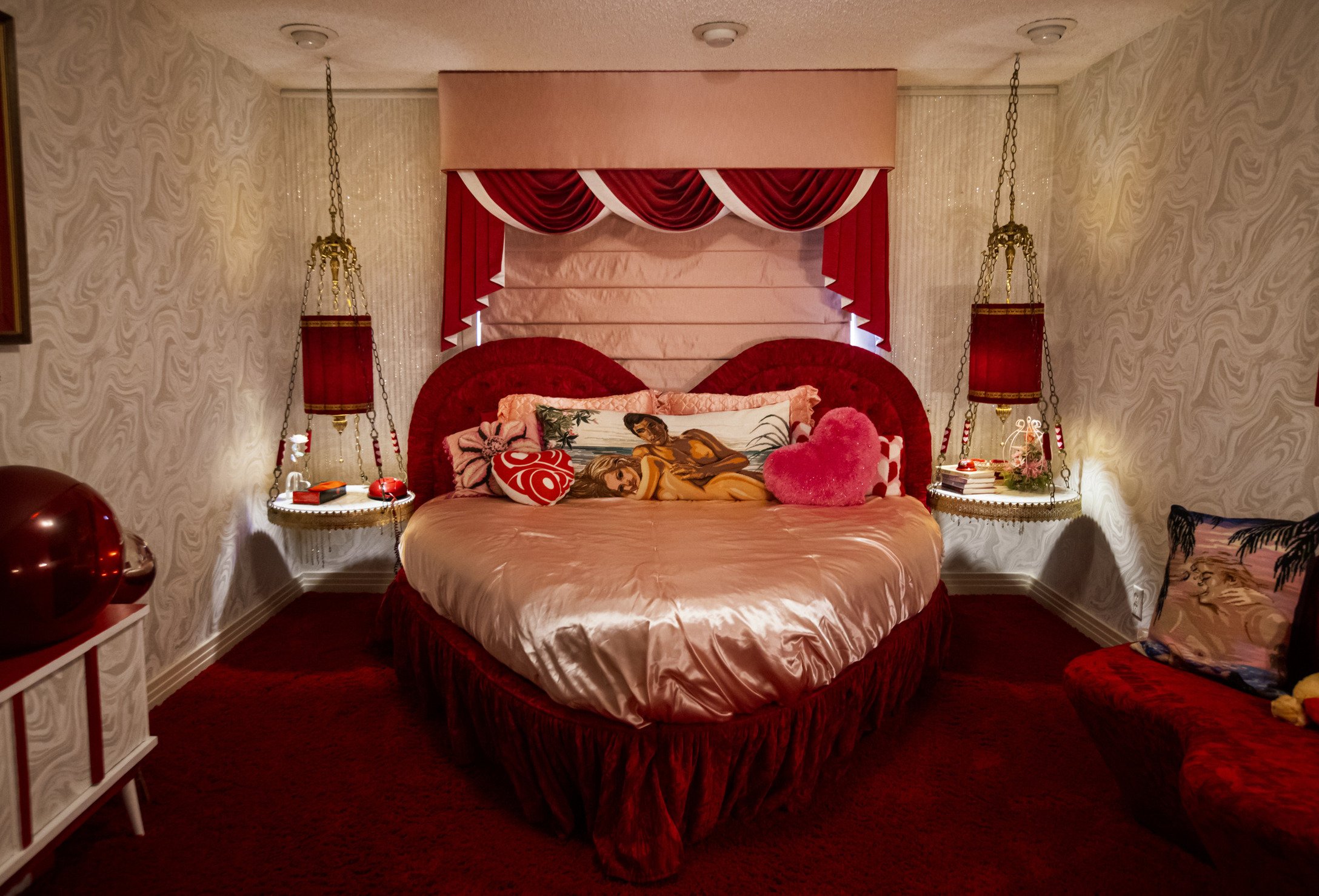 hire-a-las-vegas-1970s-retro-mansion-film-photo-shoot-location-love-heart-bed.jpg