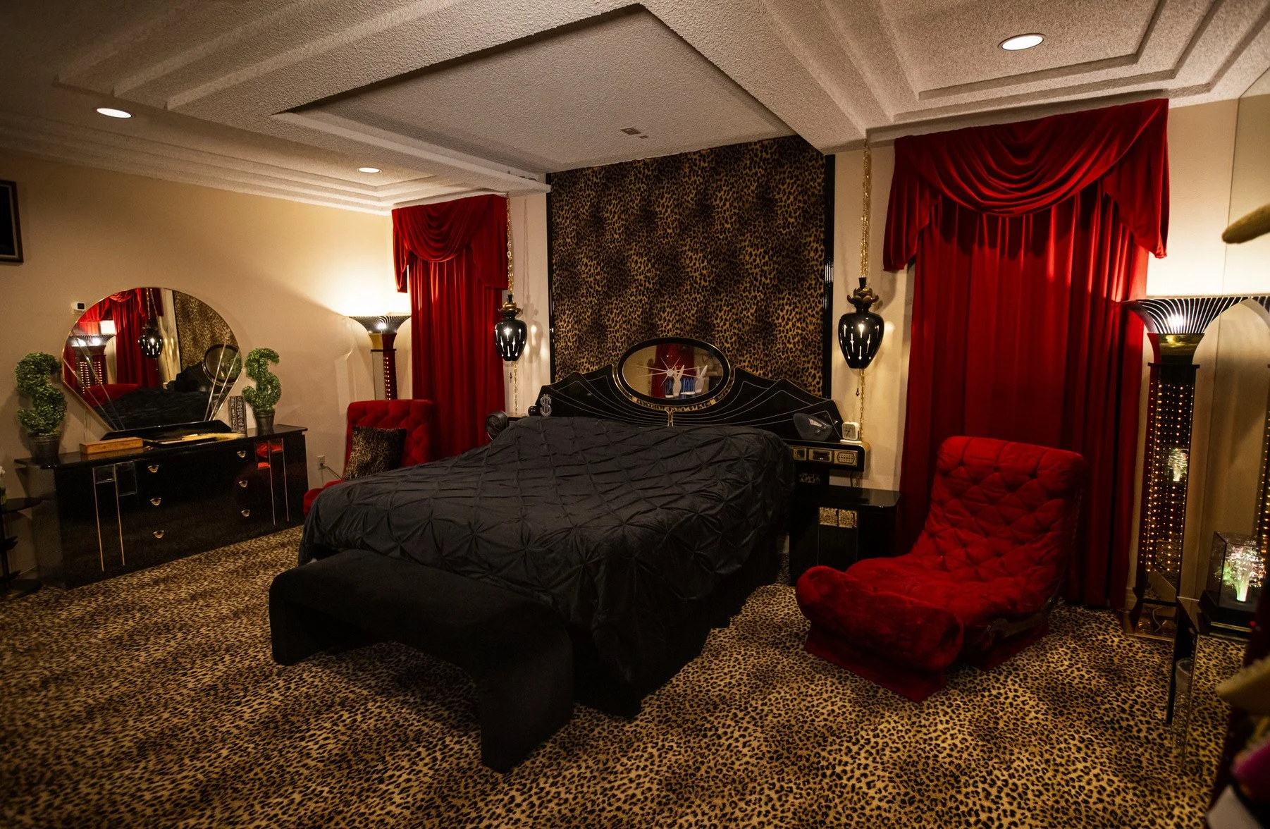 hire-a-las-vegas-1970s-retro-mansion-film-photo-shoot-location-black-double-bedroom.jpg