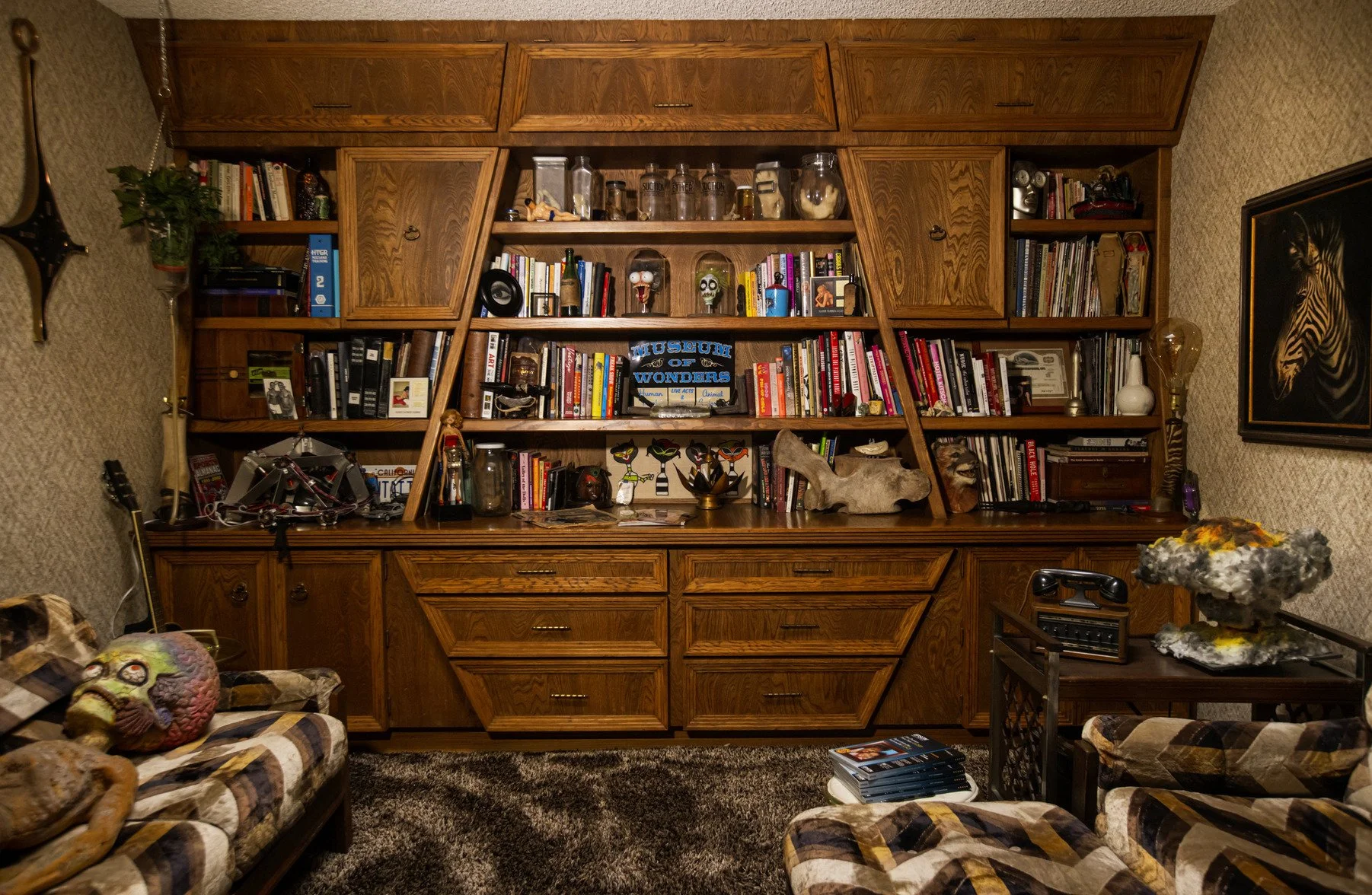 hire-a-las-vegas-1970s-retro-mansion-film-photo-shoot-location-library-book-shelves.jpg