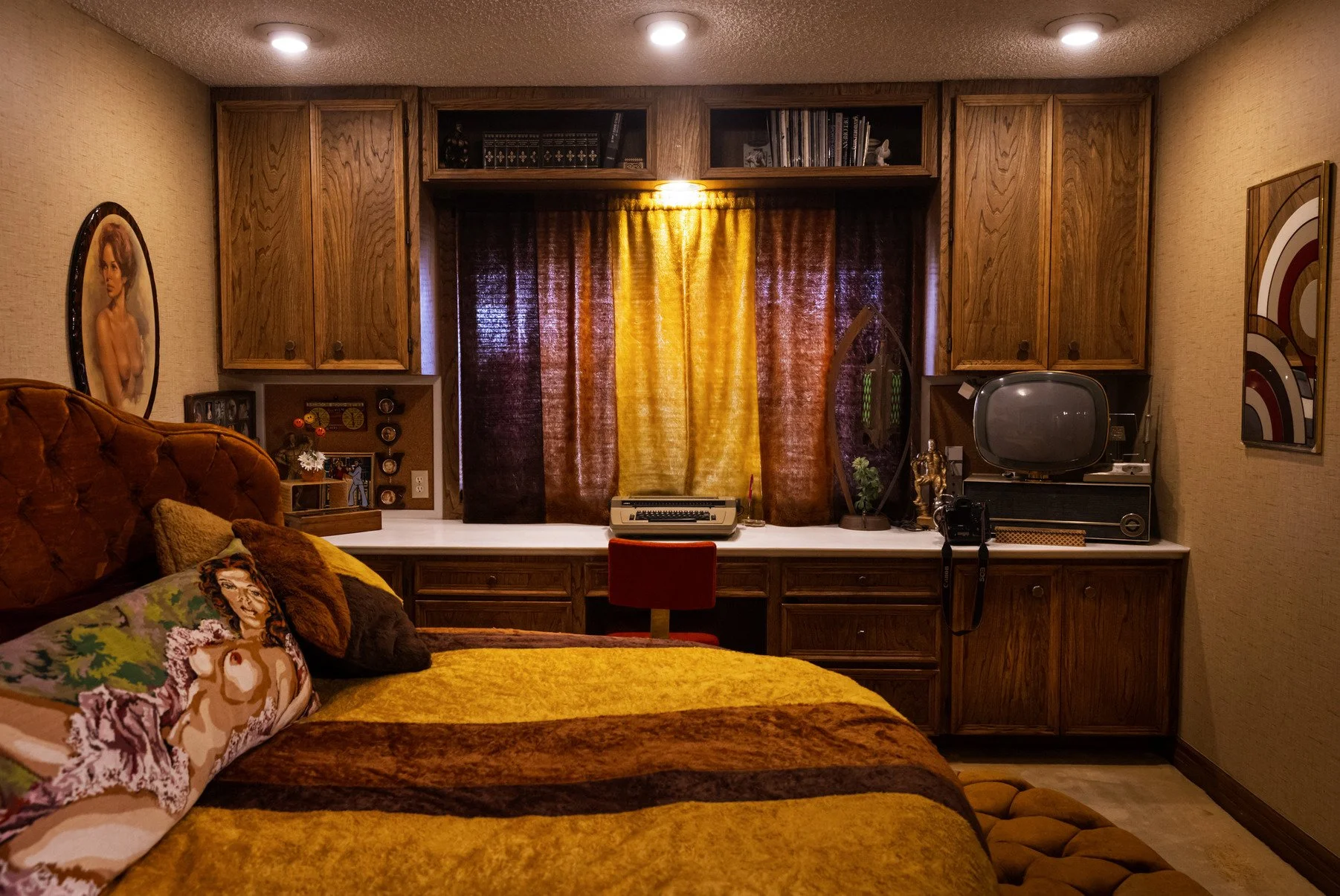 hire-a-las-vegas-1970s-retro-mansion-film-photo-shoot-location-living-room.jpg