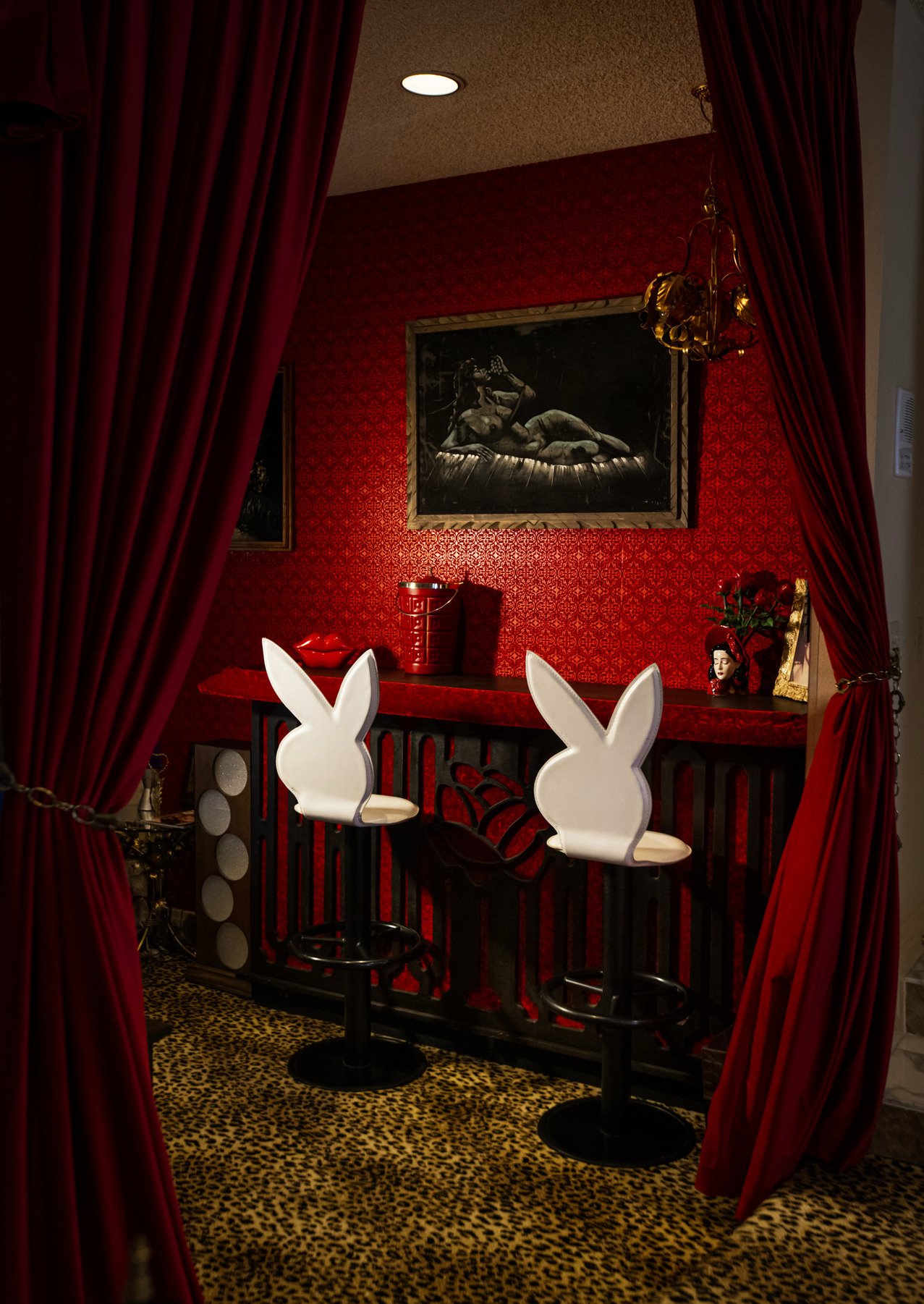 hire-a-las-vegas-1970s-retro-mansion-film-photo-shoot-location-playboy-white-rabbits.jpg