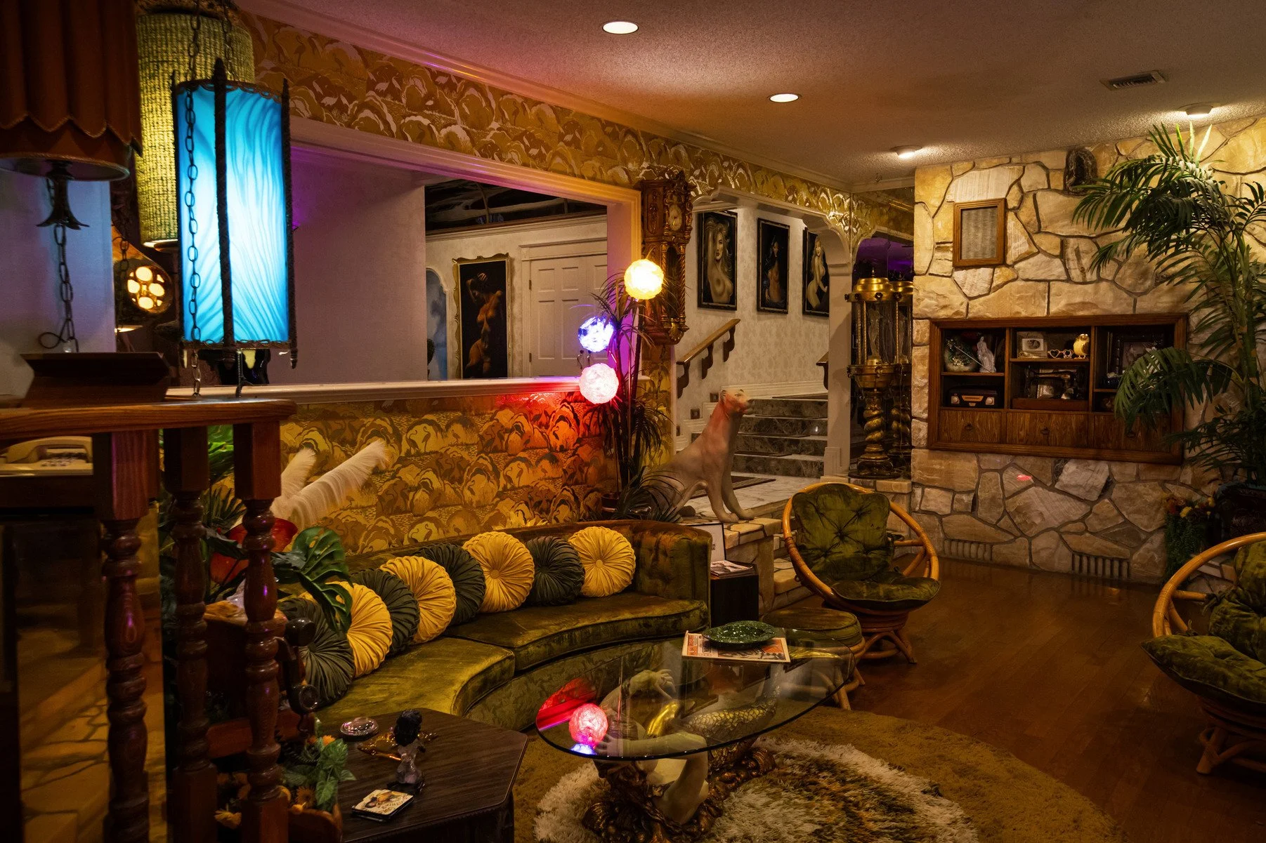 hire-a-las-vegas-1970s-retro-mansion-film-photo-shoot-location-sofa-cushions.jpg
