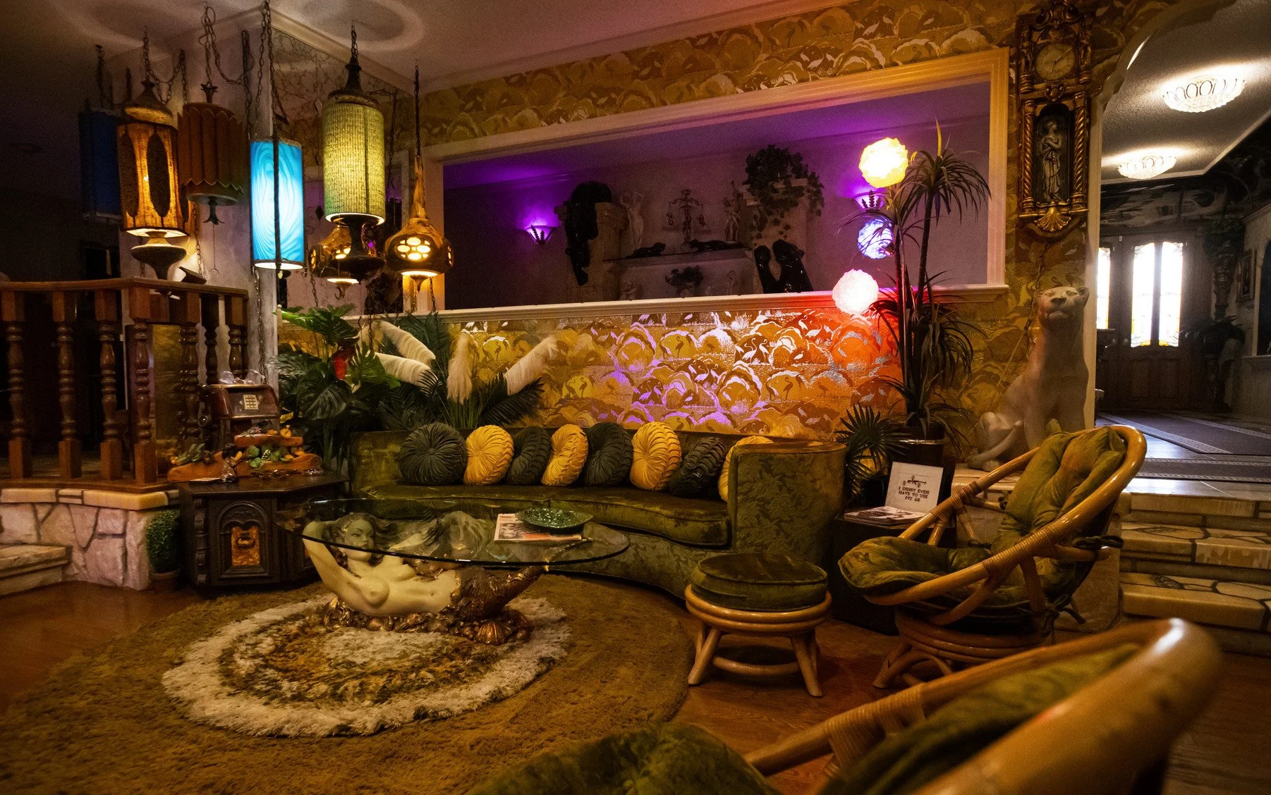 hire-a-las-vegas-1970s-retro-mansion-film-photo-shoot-location-sofa-table.jpg
