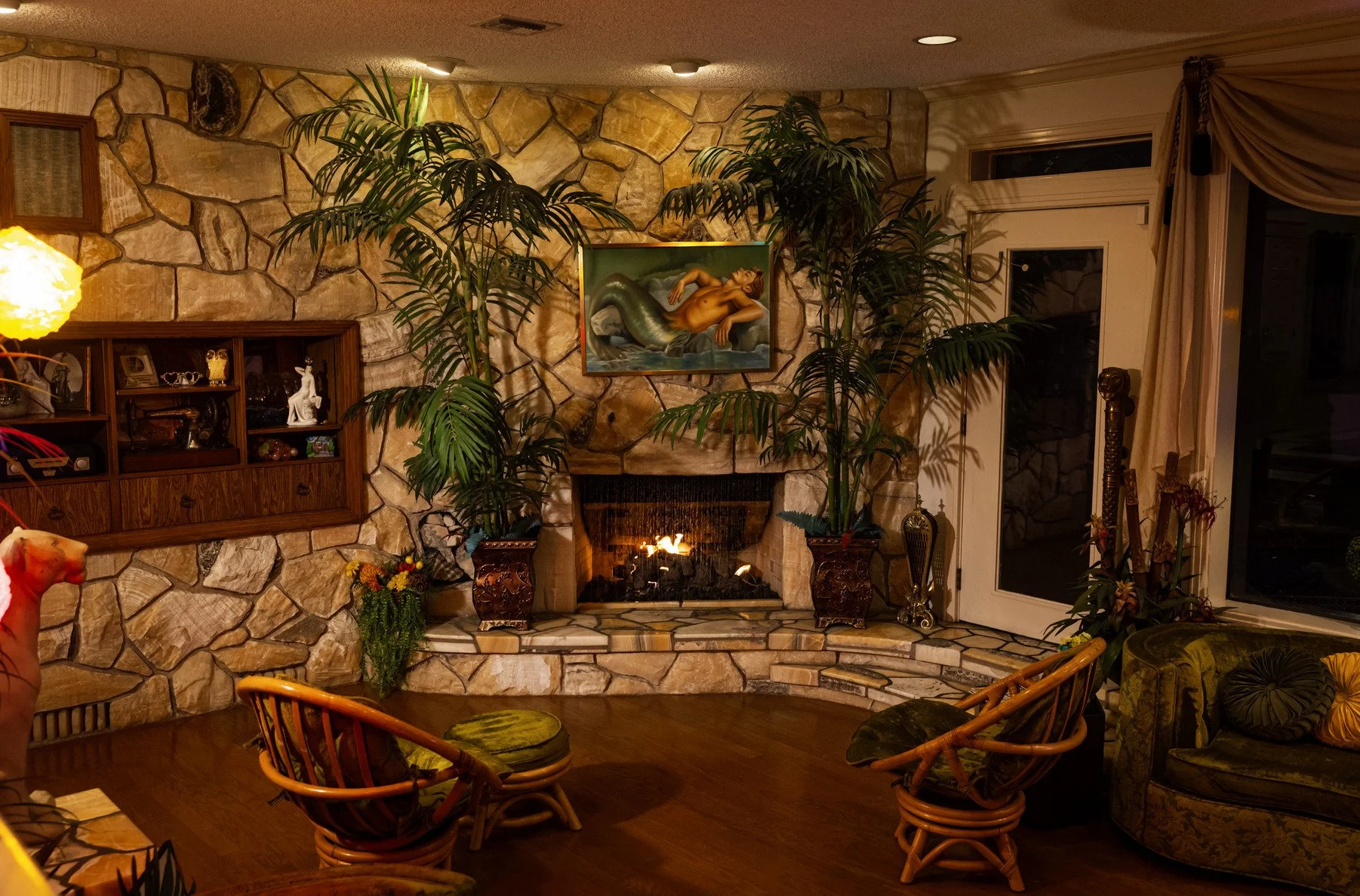 hire-a-las-vegas-1970s-retro-mansion-film-photo-shoot-location-stone-fireplace.jpg