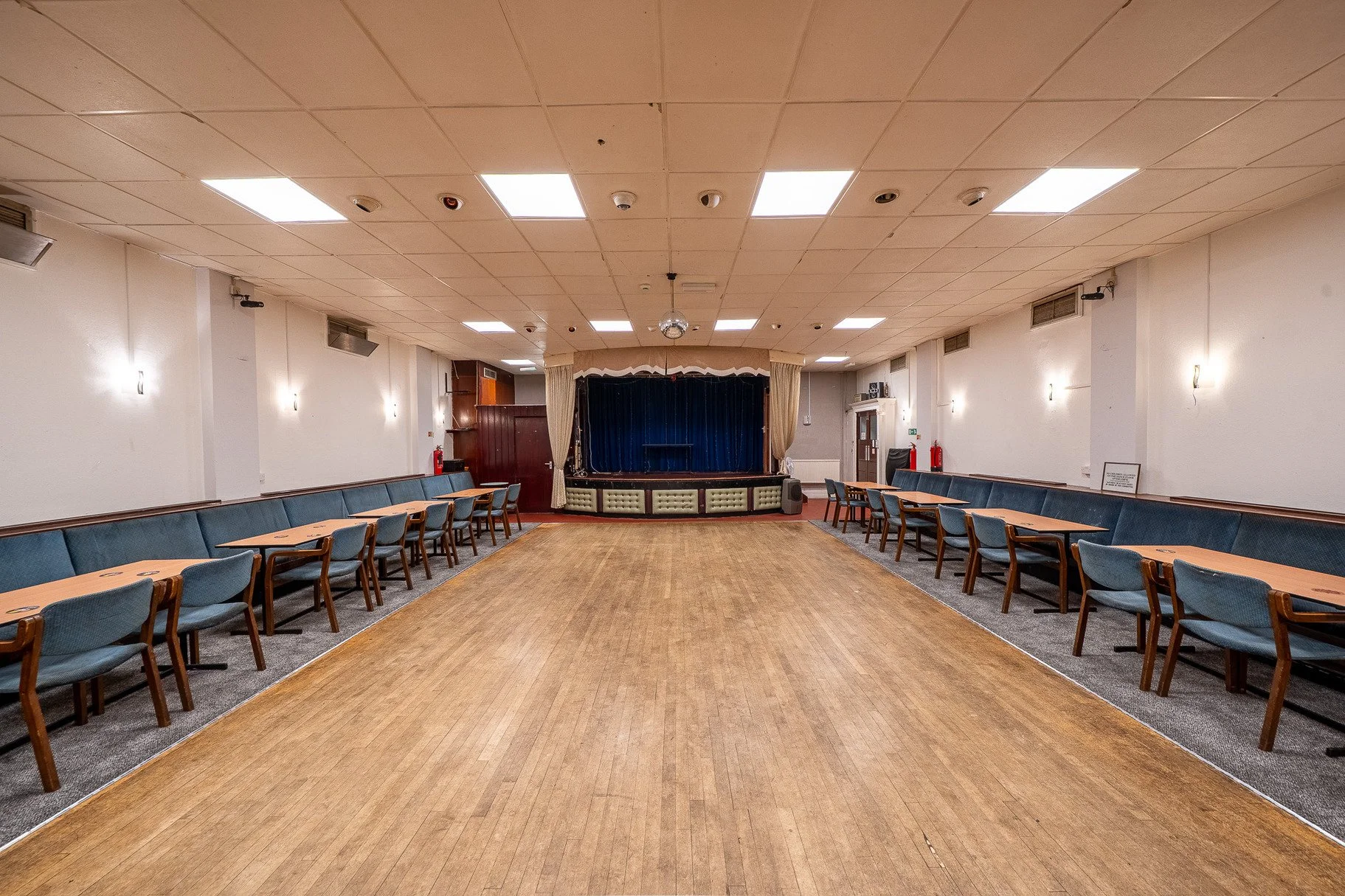 hire-a-london-1970s-traditional-working-mens-club-film-photo-shoot-event-location-dance-floor.jpg