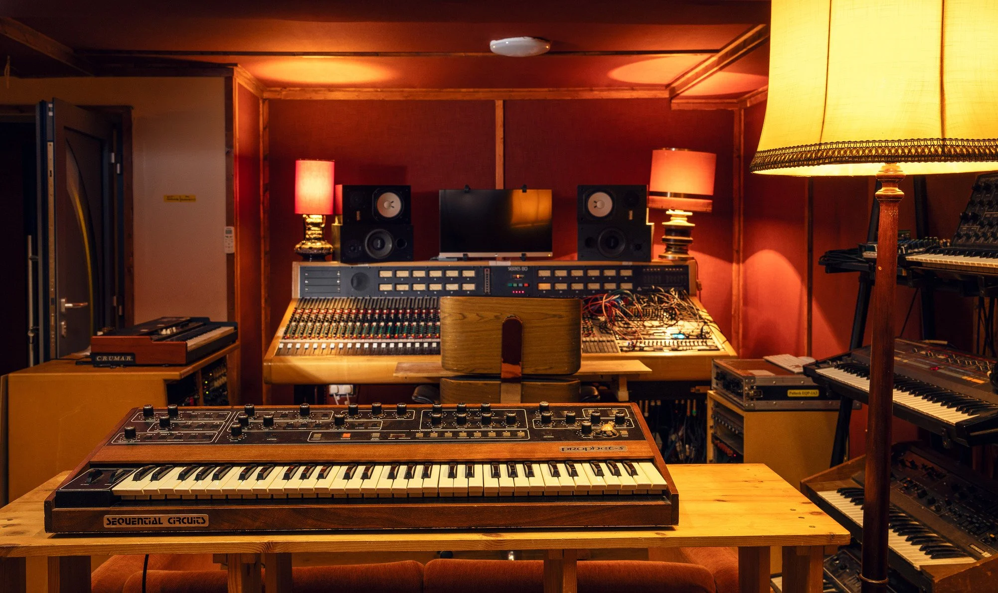 hire-a-london-professional-recording-studio-film-photo-shoot-location-keyboard.jpg