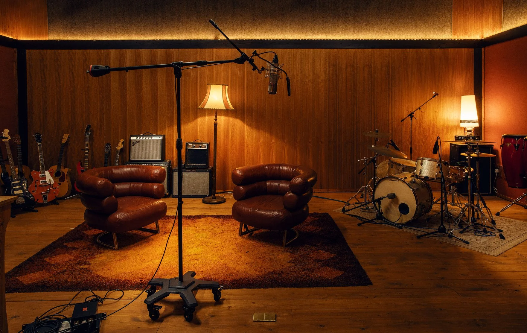 hire-a-london-professional-recording-studio-film-photo-shoot-location-wood-panelling.jpg