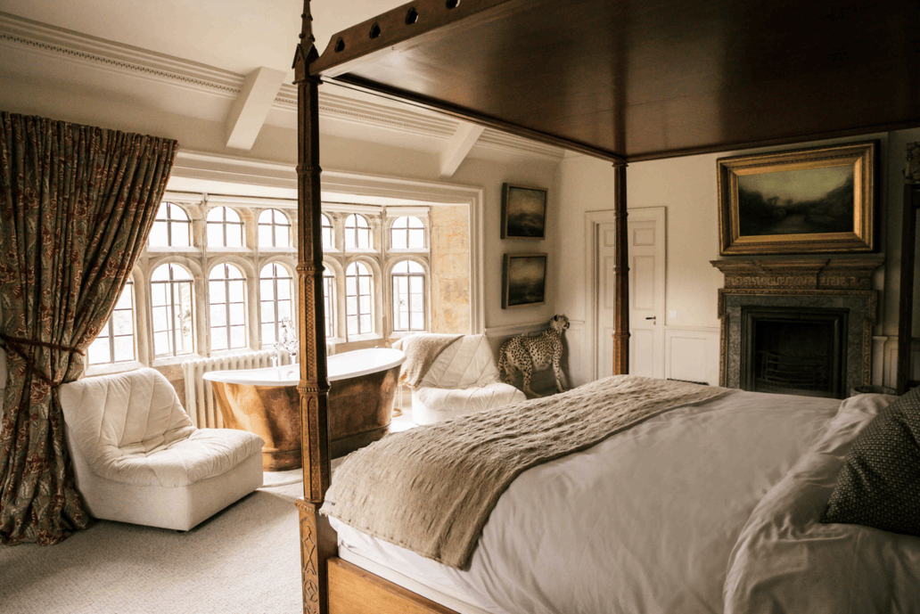 dorset-historic-tudor-regency-gothic-romance-estate-parkland-four-poster-bed.png
