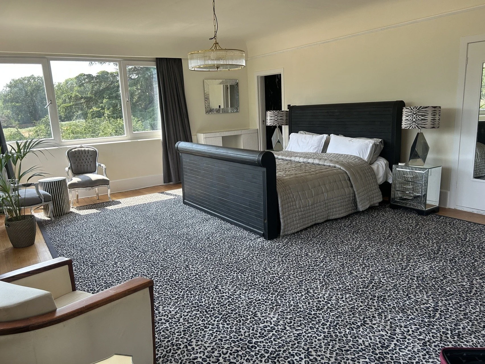 berkshire-historic-1930s-art-deco-modernist-estate-parkland-double-bed-lamps.jpg