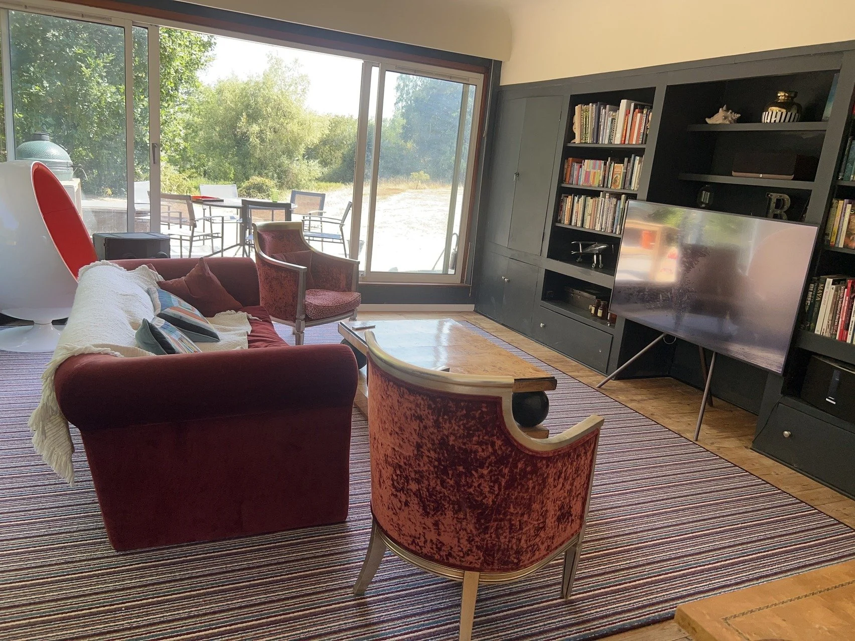 berkshire-historic-1930s-art-deco-modernist-estate-parkland-lounge-sofas.jpg