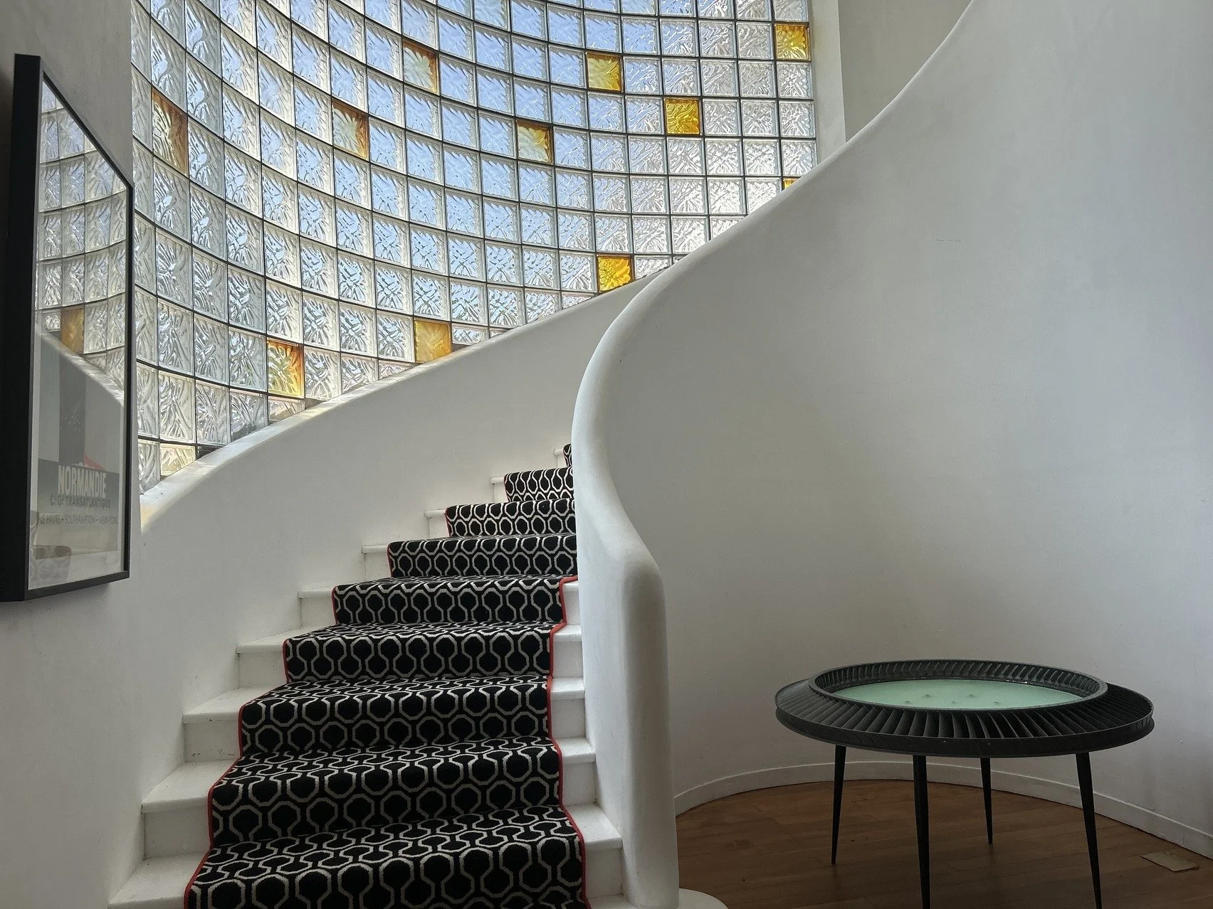berkshire-historic-1930s-art-deco-modernist-estate-parkland-stairwell-glasswall-curved.jpg